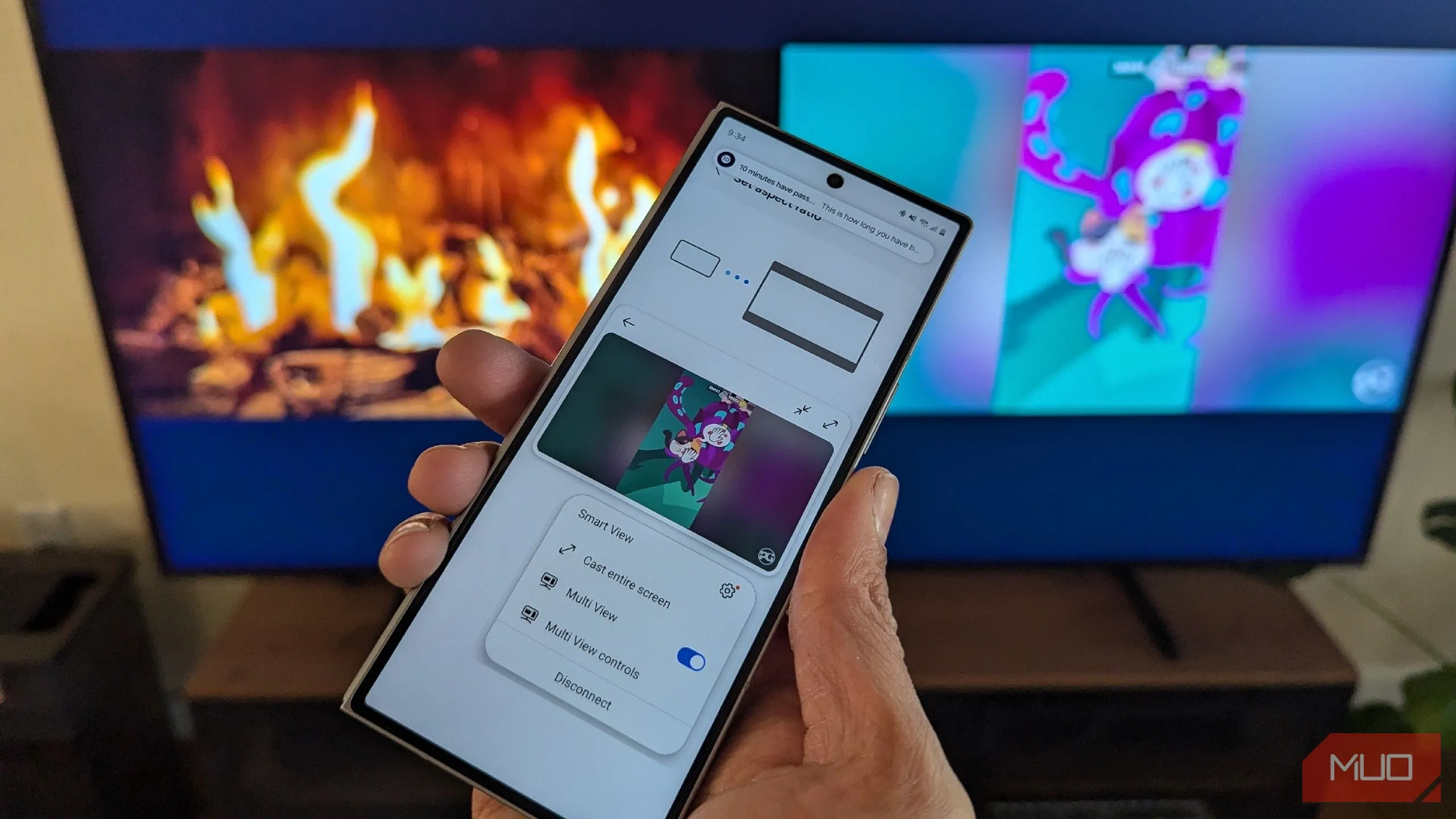 Màn hình TV Samsung hiển thị chế độ Multi View, với một video chính và màn hình điện thoại được phản chiếu ở bên cạnh.