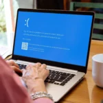 Màn hình xanh chết chóc (BSOD) trên laptop Windows biểu thị lỗi hệ điều hành nghiêm trọng.