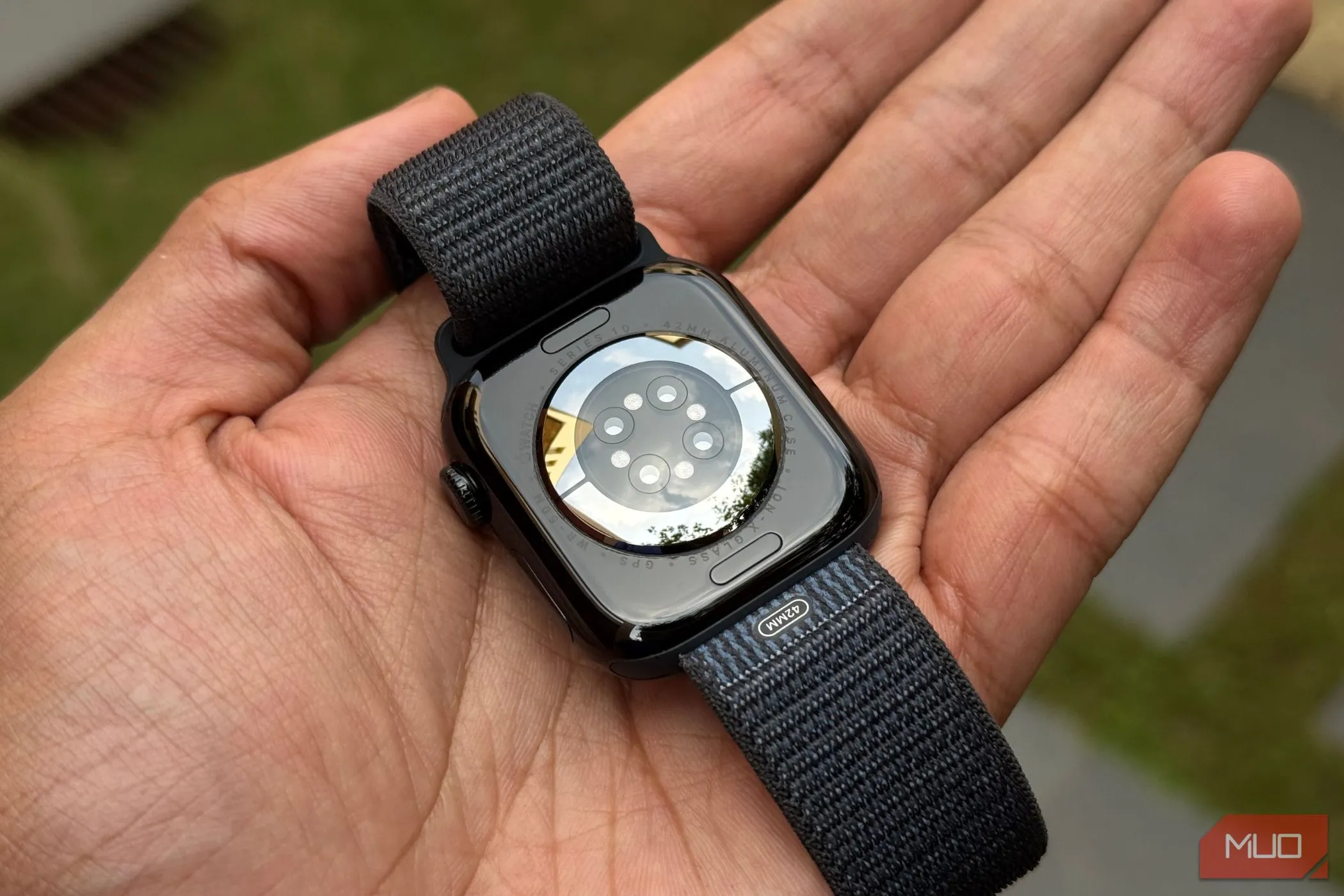 Mảng cảm biến ở mặt sau của Apple Watch Series 10