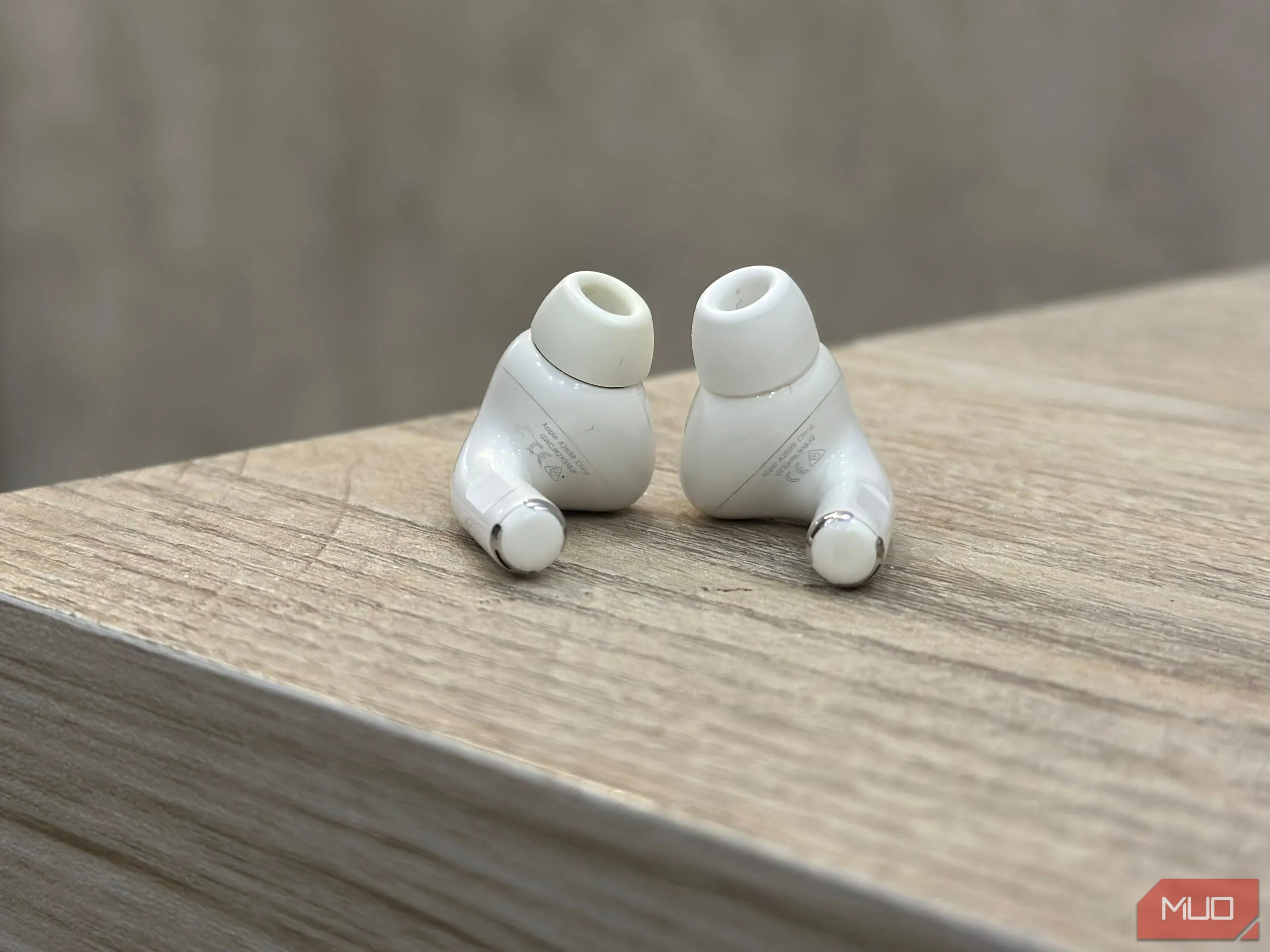 Mặt dưới của tai nghe AirPods Pro thế hệ 2, hiển thị rõ số model được in trên thân tai nghe