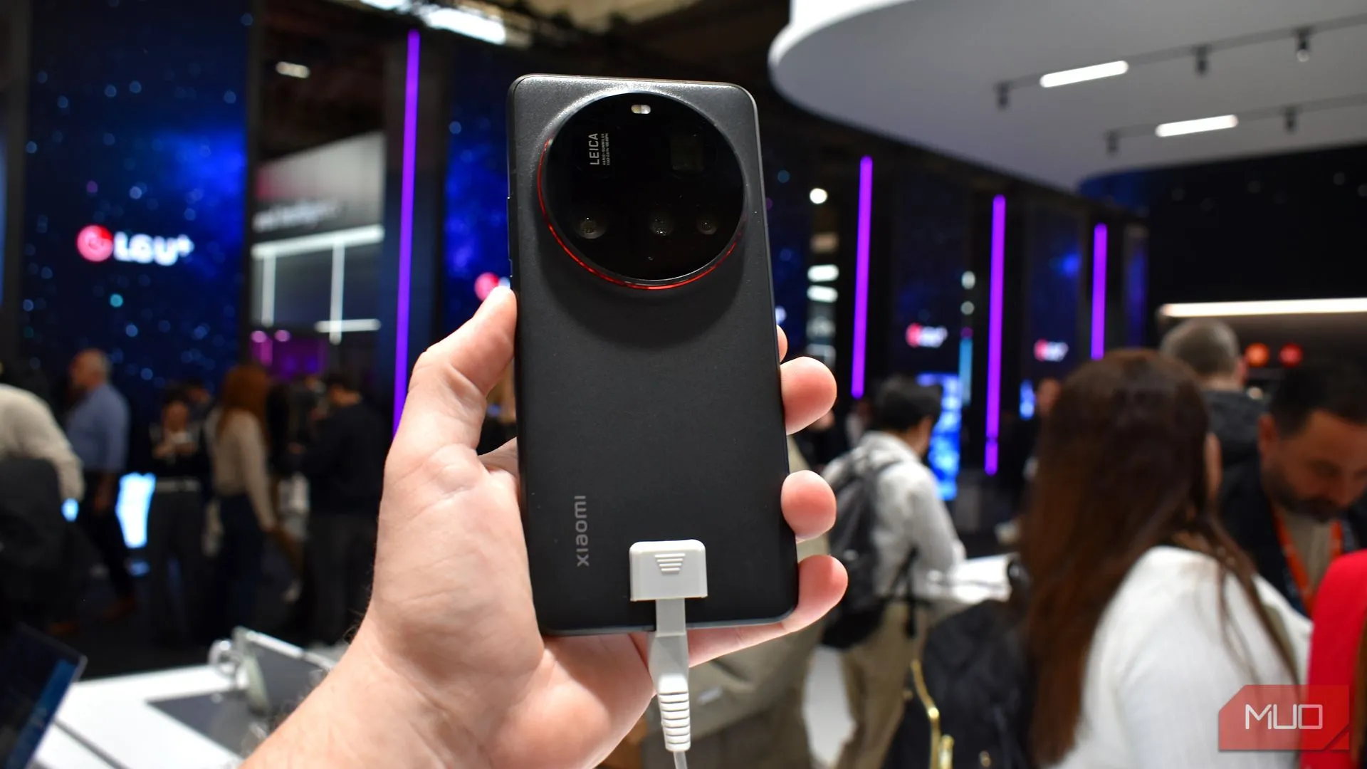 Mặt lưng cao cấp và cụm camera Leica trên Xiaomi 15 Ultra tại MWC 2025.