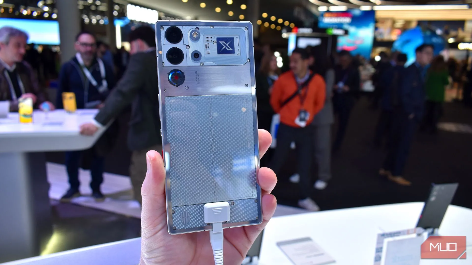 Mặt lưng của điện thoại chơi game RedMagic 10 Pro tại MWC 2025.