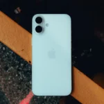 Mặt lưng iPhone 16 Plus trên lan can