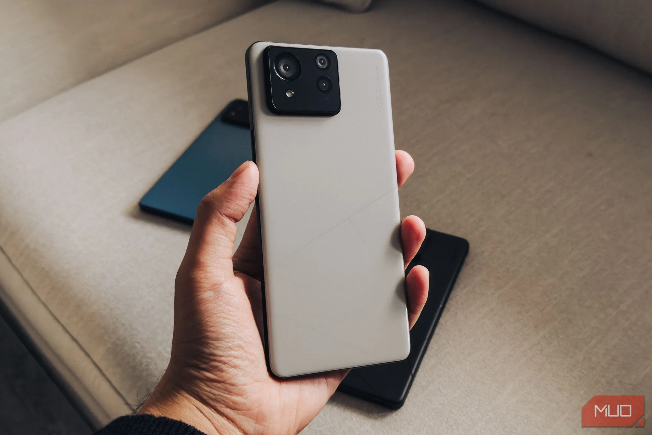 Mặt lưng kính của ASUS Zenfone 11 Ultra, một ví dụ về điện thoại màn hình lớn.