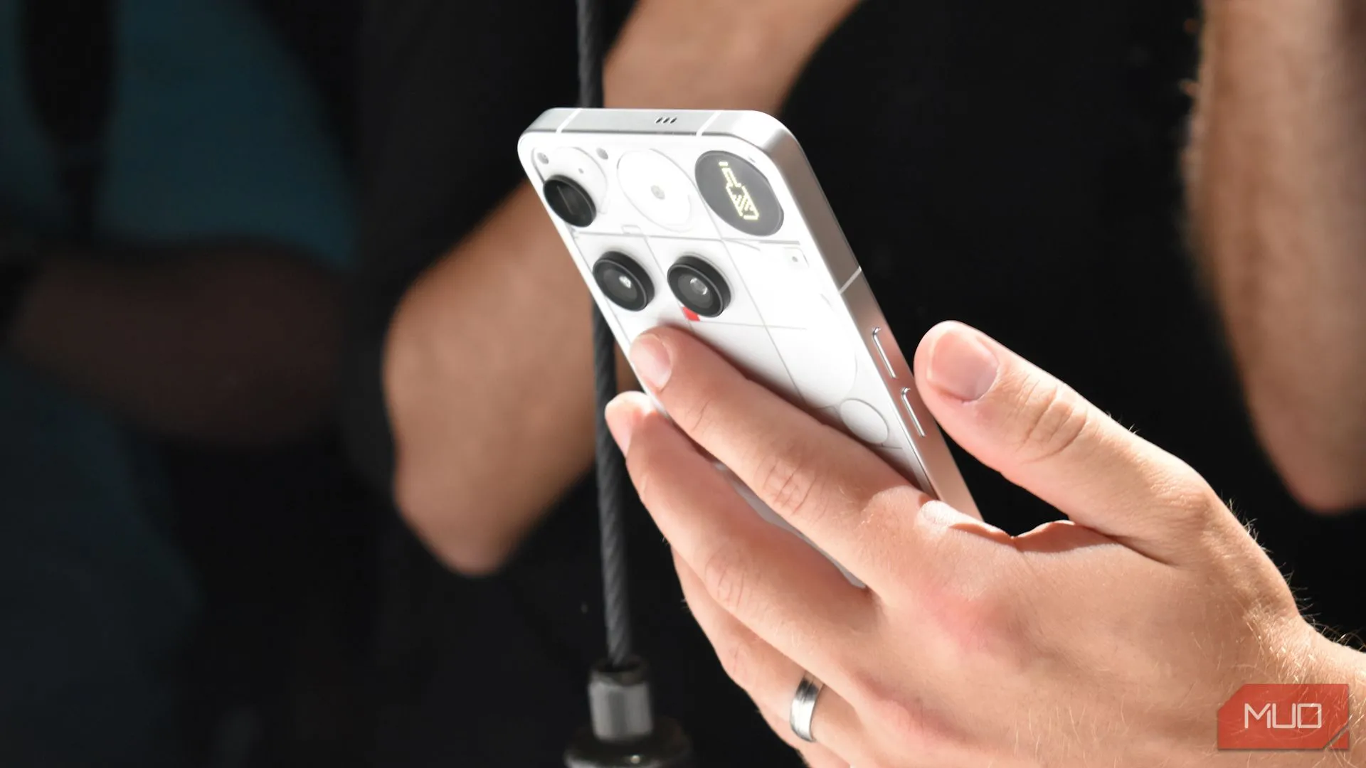 Mặt lưng Nothing Phone 3 với giao diện đèn Glyph Matrix mới