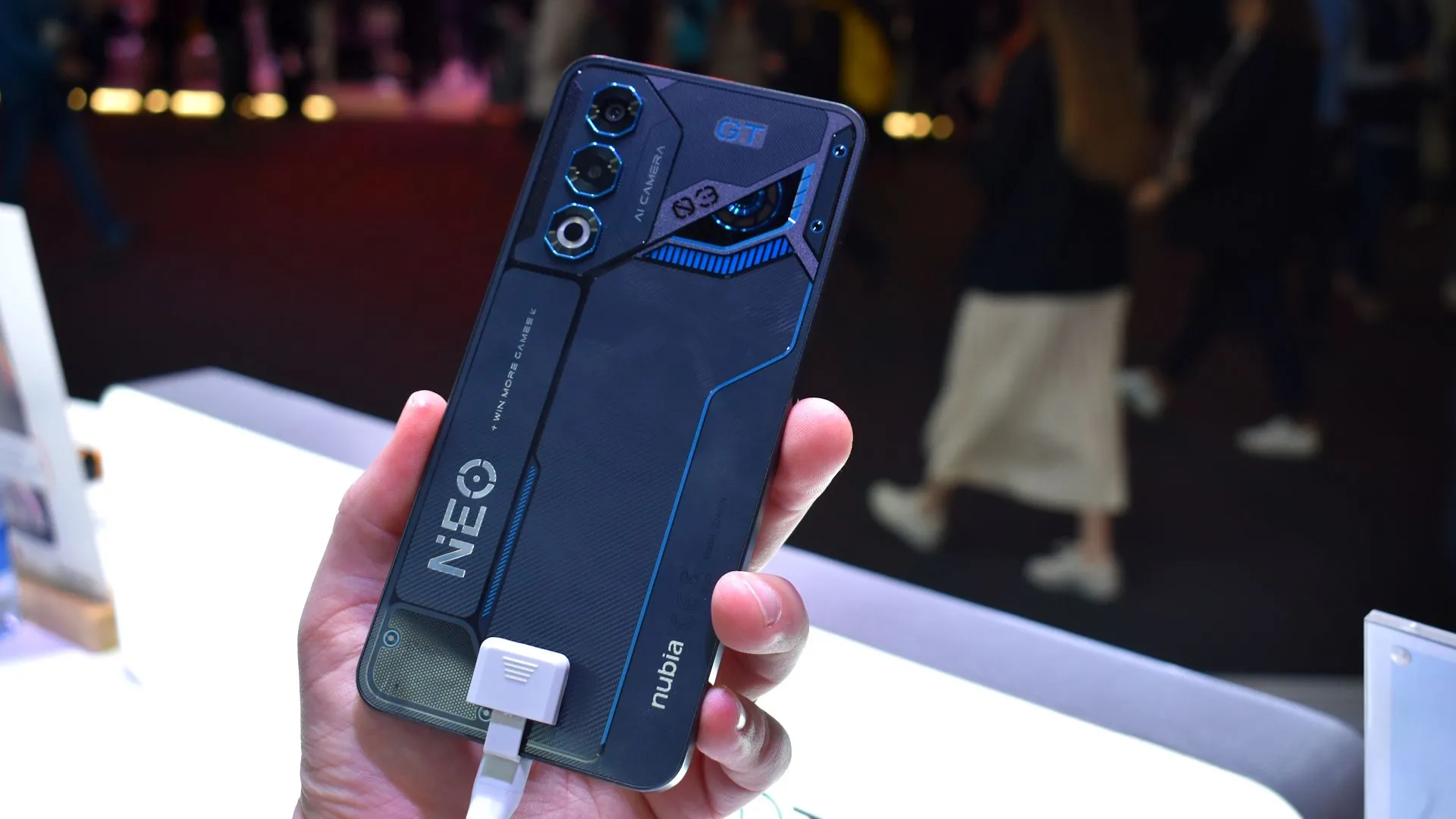 Mặt lưng Nubia Neo 3 GT 5G màu đen và xanh dương độc đáo tại MWC 2025.