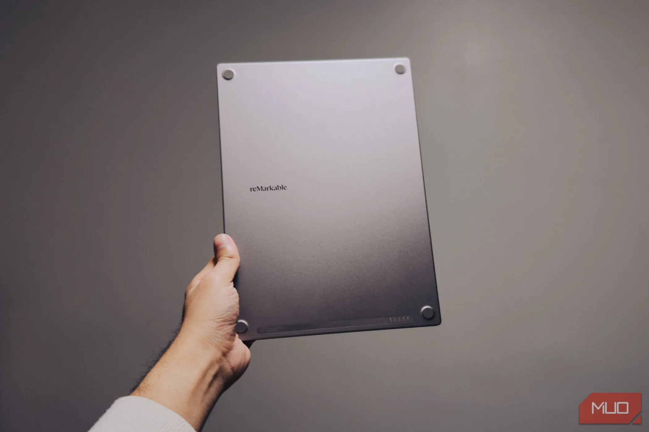 Mặt lưng reMarkable Paper Pro cầm gọn trong lòng bàn tay