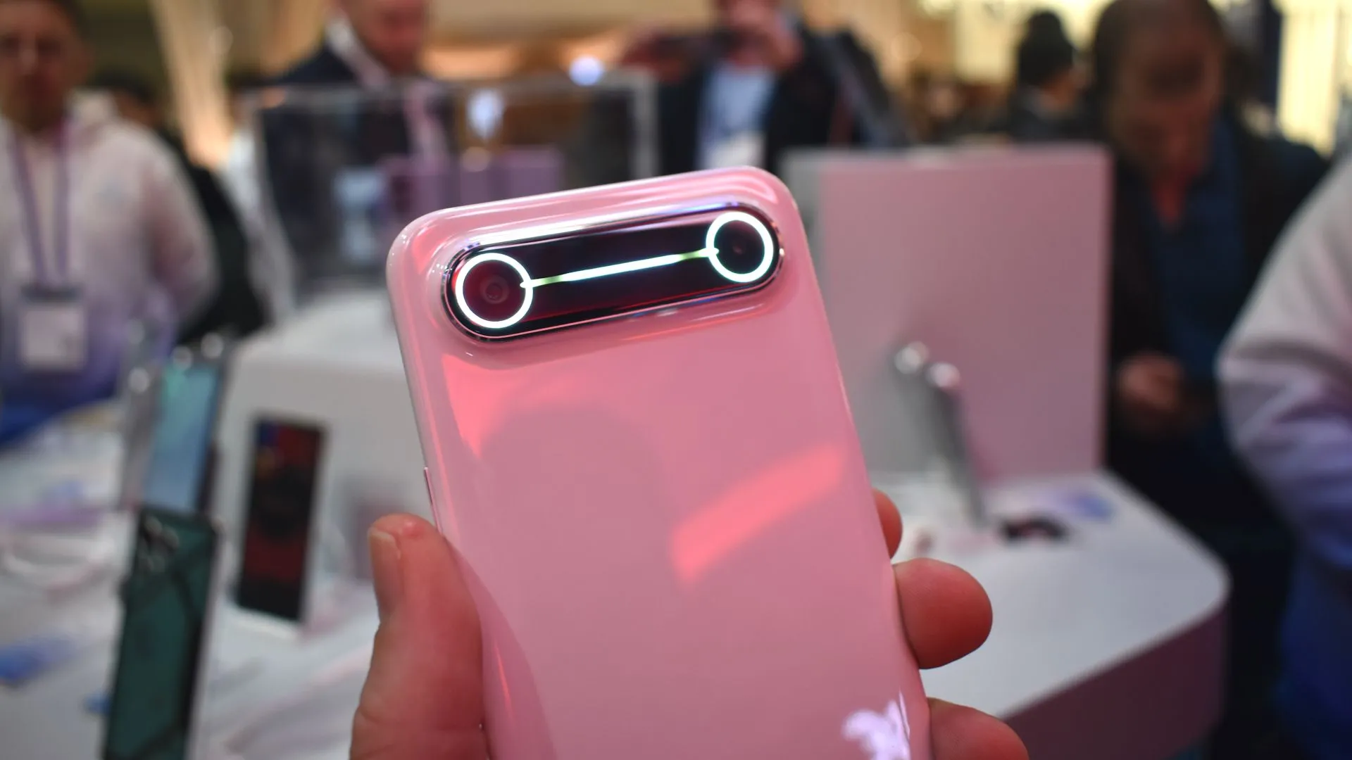 Mặt lưng và cụm camera kép của điện thoại Tecno Spark Slim tại MWC 2025.