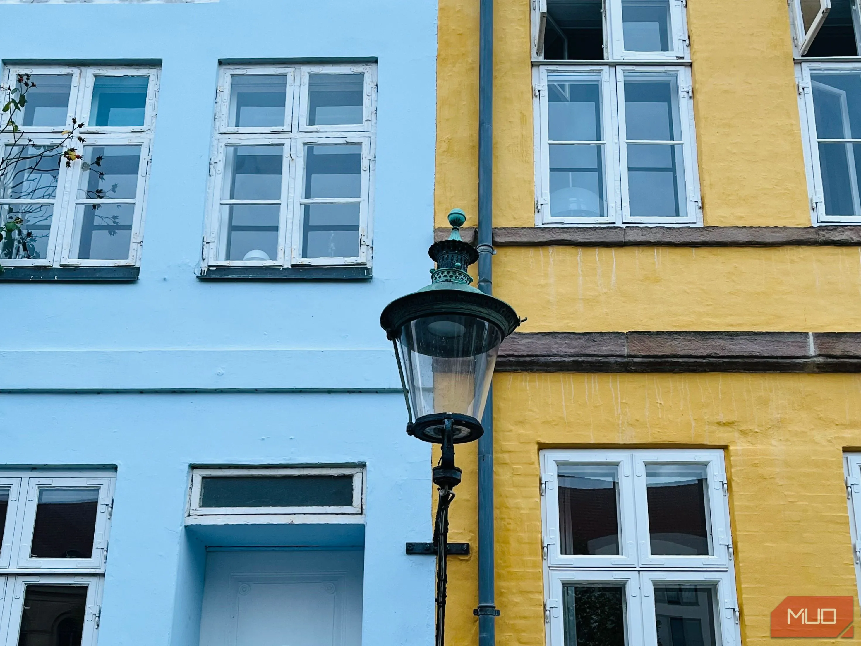 Mặt tiền tòa nhà với các họa tiết và màu sắc tương phản trên đường phố Copenhagen