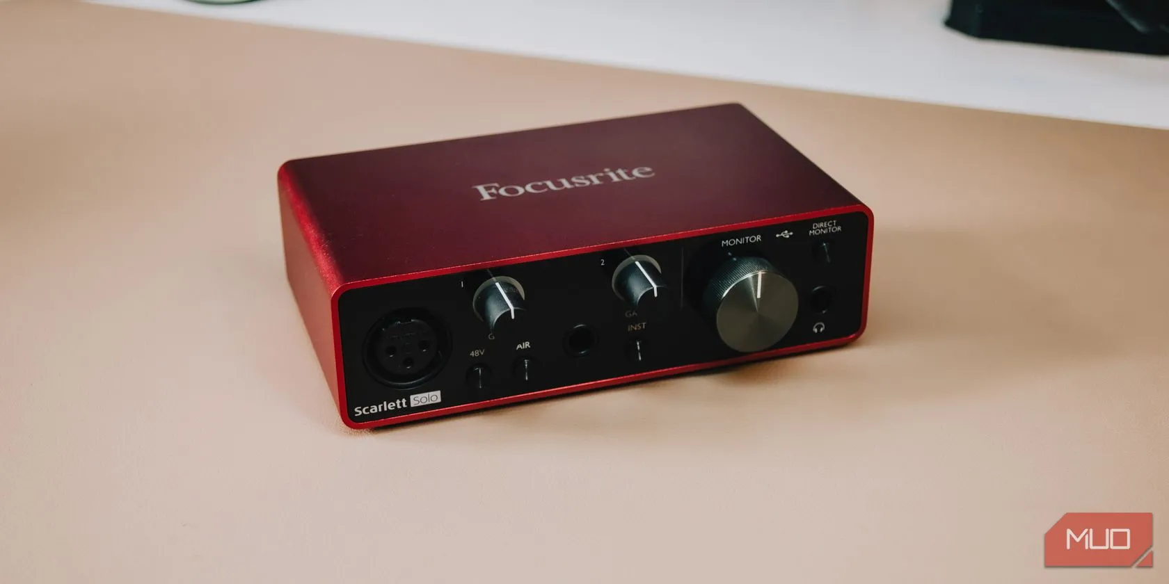 Mặt trước của giao diện âm thanh Focusrite Scarlett Solo với các nút điều chỉnh và cổng kết nối