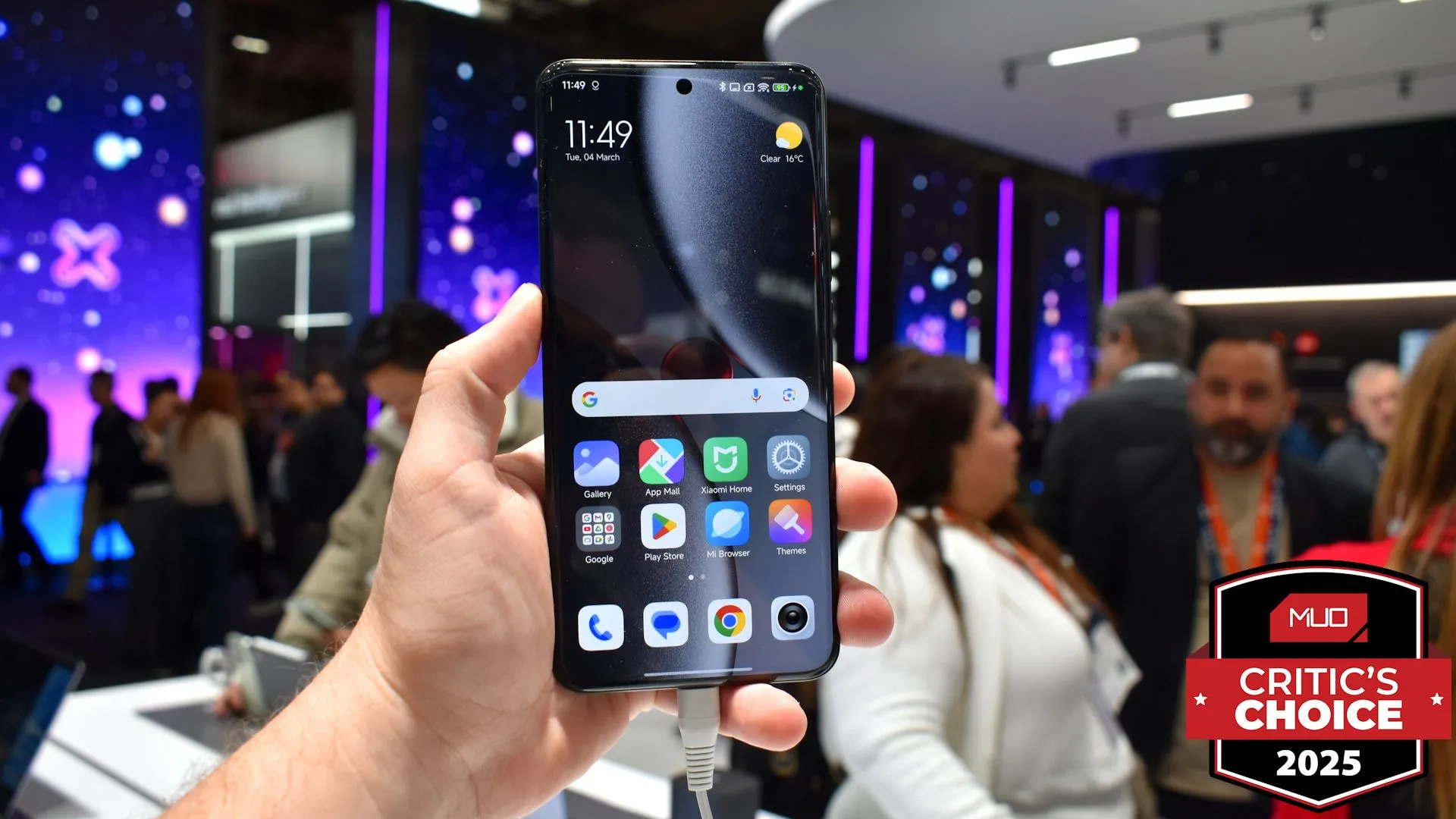 Mặt trước của Xiaomi 15 Ultra với màn hình sắc nét tại MWC 2025 nhận giải thưởng.