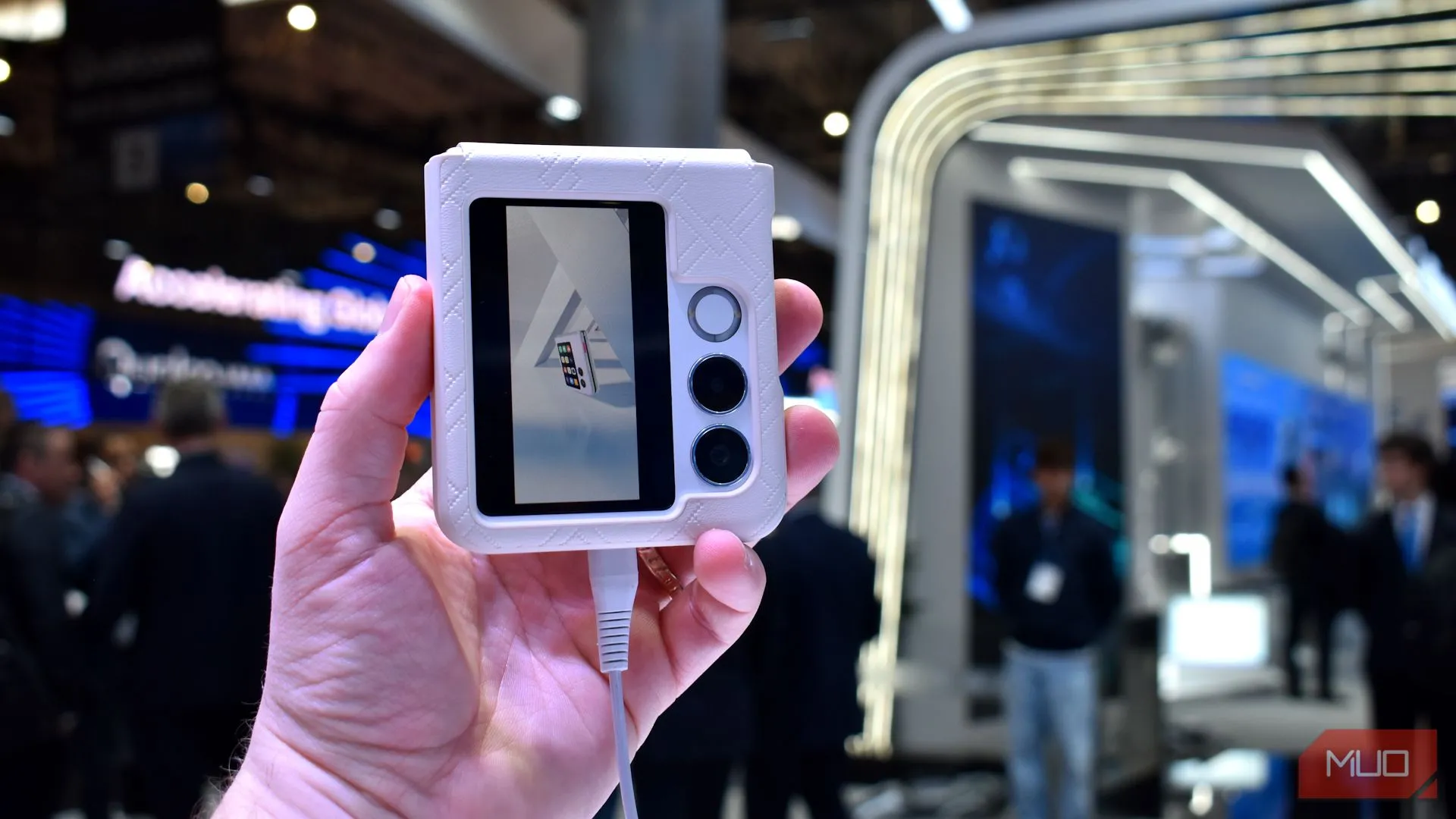 Mặt trước khi gập của Nubia Flip 2 tại MWC 2025, hiển thị màn hình phụ.