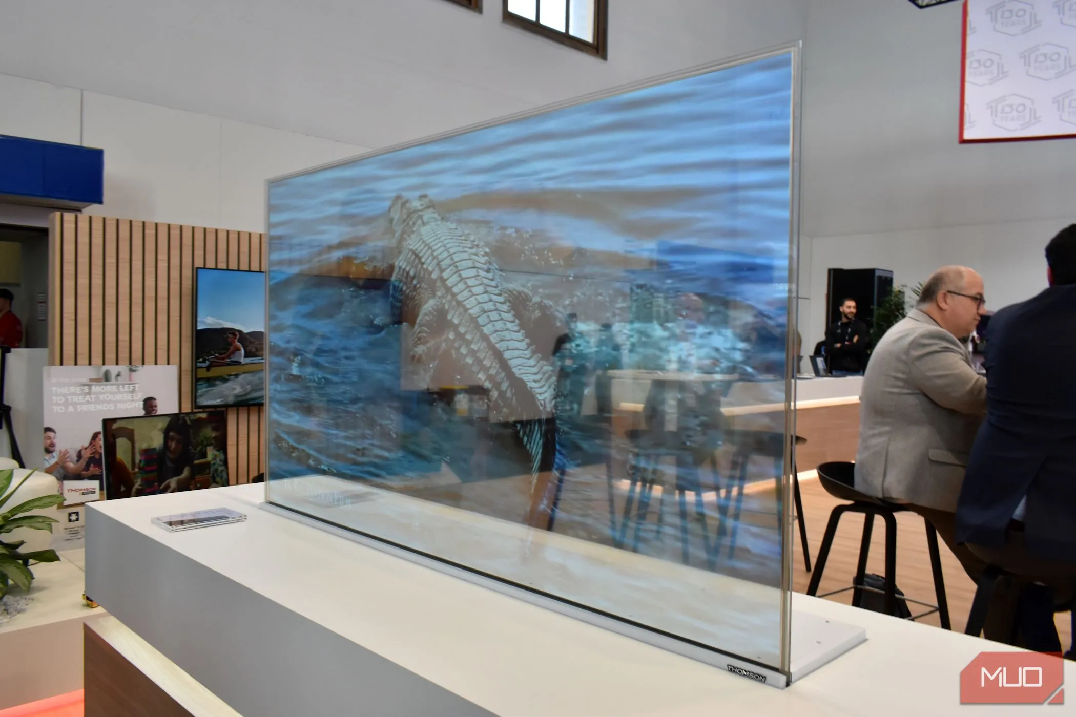 Mẫu TV OLED trong suốt của Thomson Scenium trưng bày tại IFA 2023, thể hiện thiết kế mỏng nhẹ