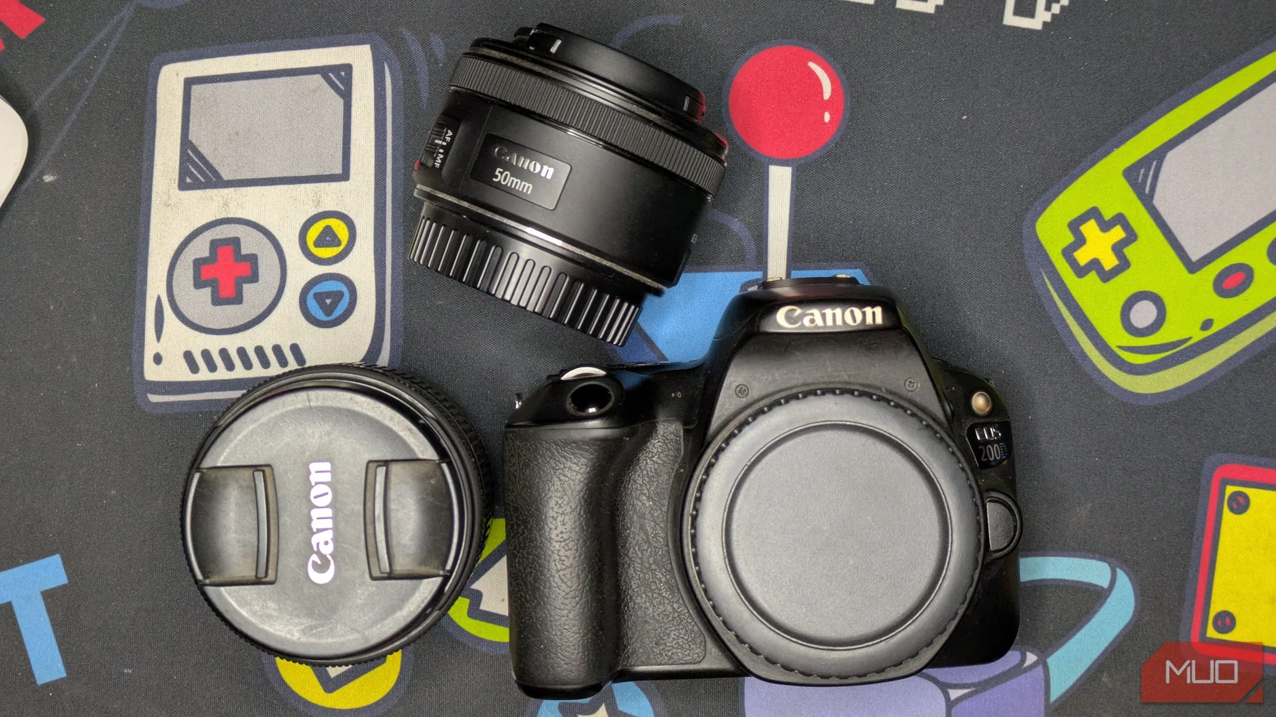 Máy ảnh Canon 200D với ống kính 18-55mm và 50mm