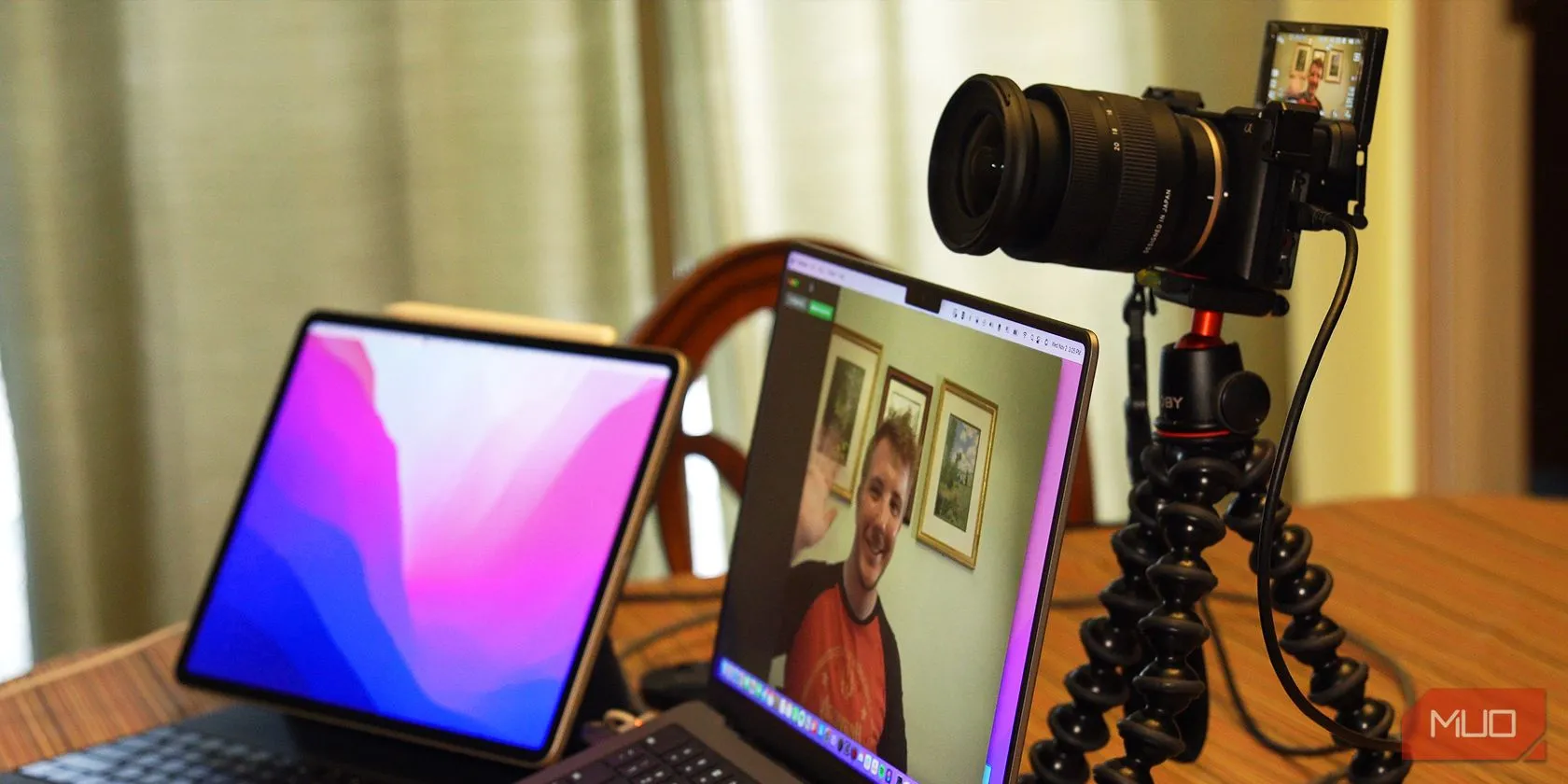 Máy ảnh DSLR được thiết lập làm webcam, kết nối với MacBook Pro, minh họa khả năng điều khiển hình ảnh linh hoạt cho chất lượng video chuyên nghiệp.