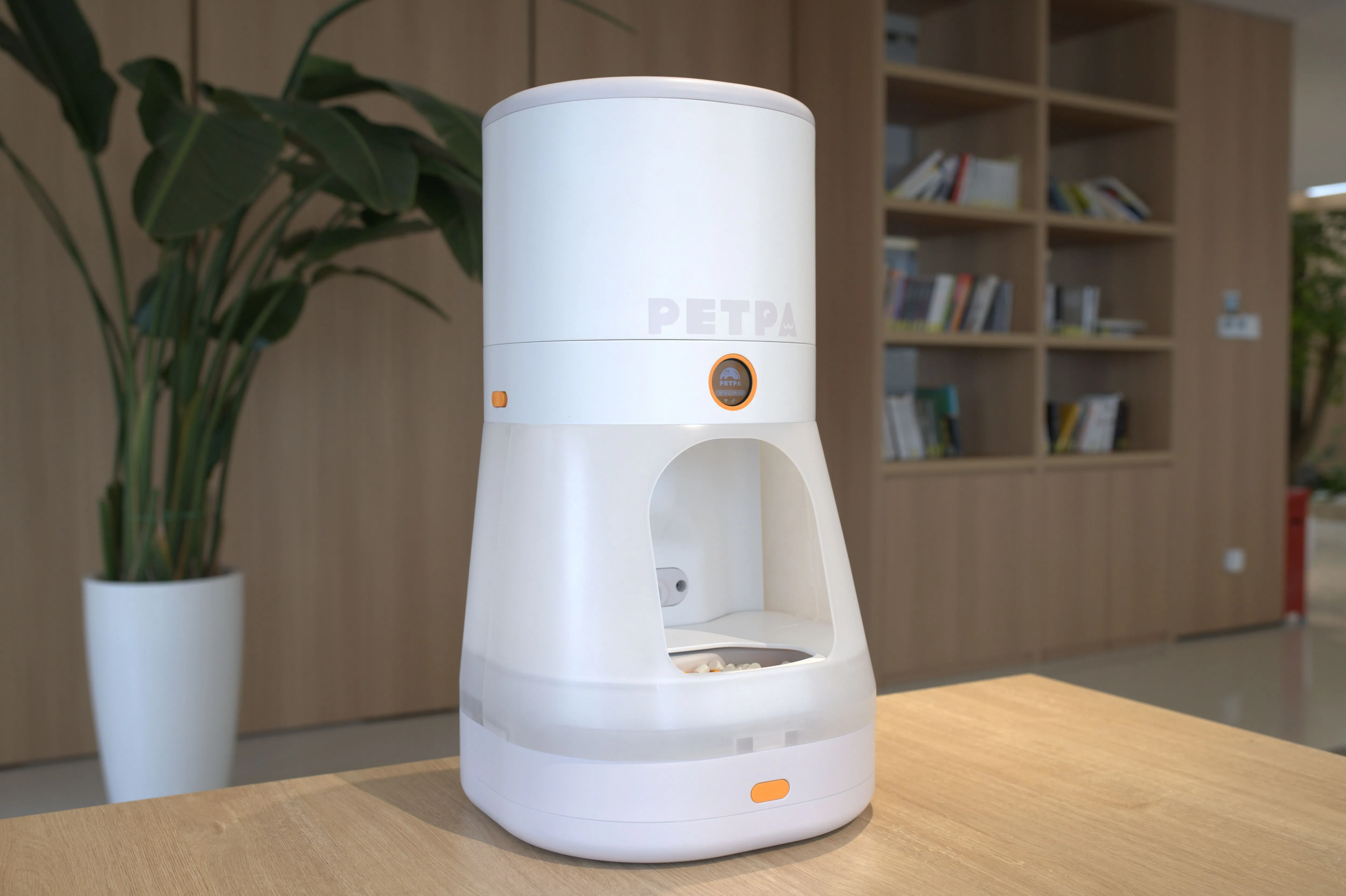 Máy cho ăn tự động PETPA Multi-Pet Feeder màu trắng đặt trên bàn, tích hợp công nghệ nhận diện.