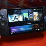 Máy chơi game cầm tay Lenovo Legion Go S với màn hình hiển thị sắc nét và thiết kế gọn gàng, phù hợp trải nghiệm game di động.