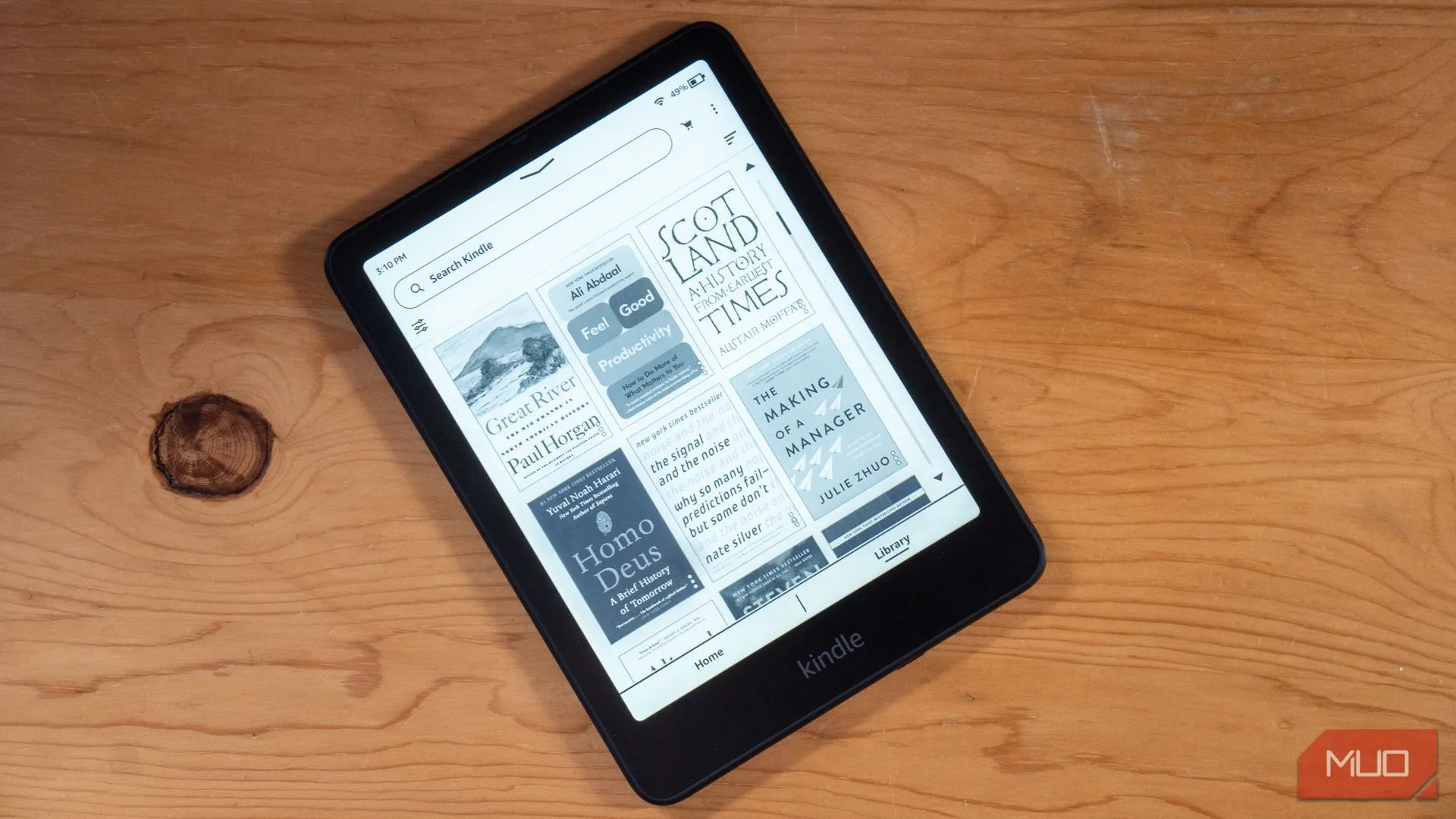 Máy đọc sách Amazon Kindle Paperwhite Signature Edition trên bàn, minh họa thiết bị đọc sách điện tử chuyên dụng với màn hình E-ink.