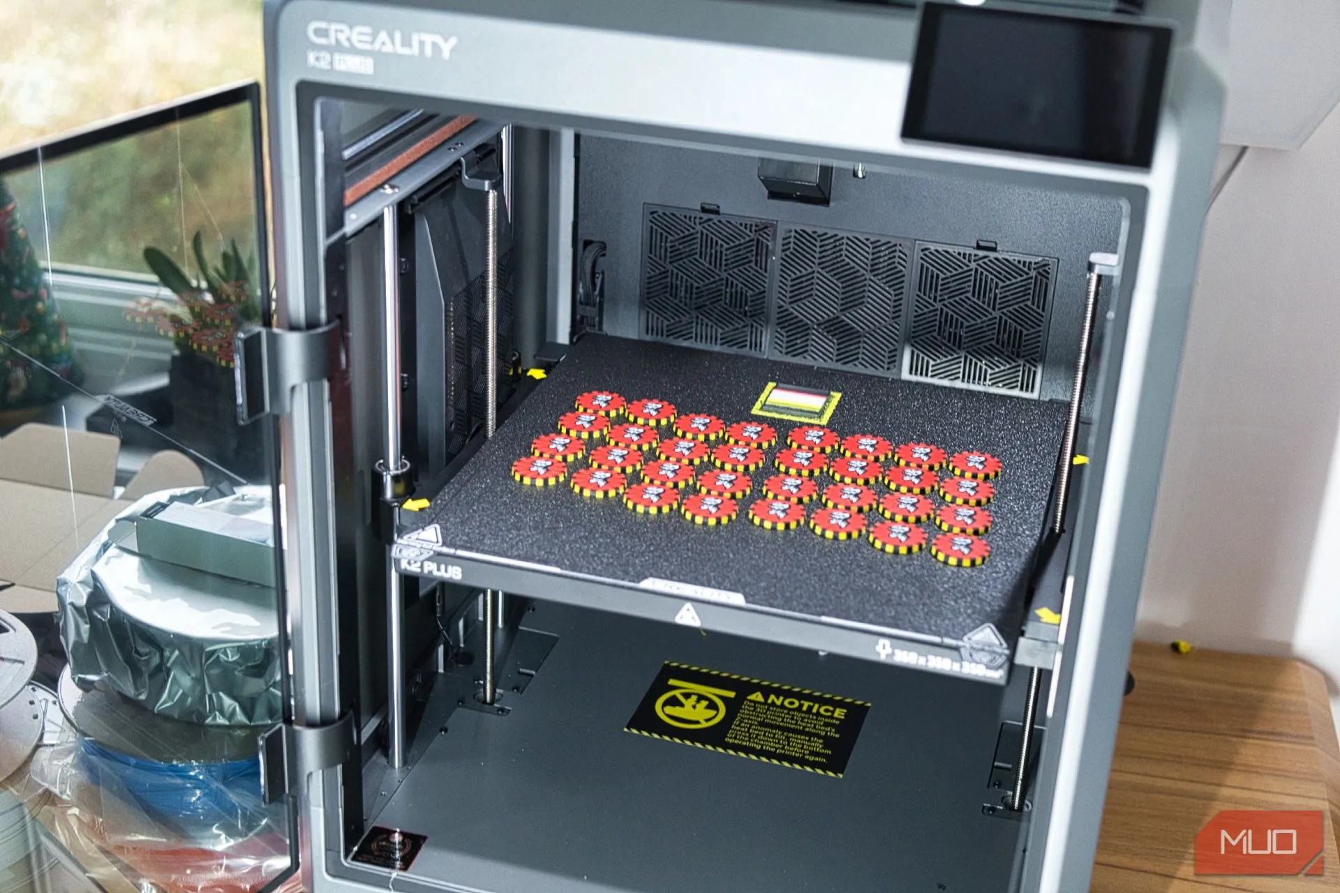 Máy in 3D Creality K2 Plus với các vật phẩm in đa màu hoàn thiện