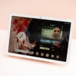 Máy tính bảng Pixel hiển thị màn hình chính trên bàn, minh họa khả năng tùy biến và mở của Android.