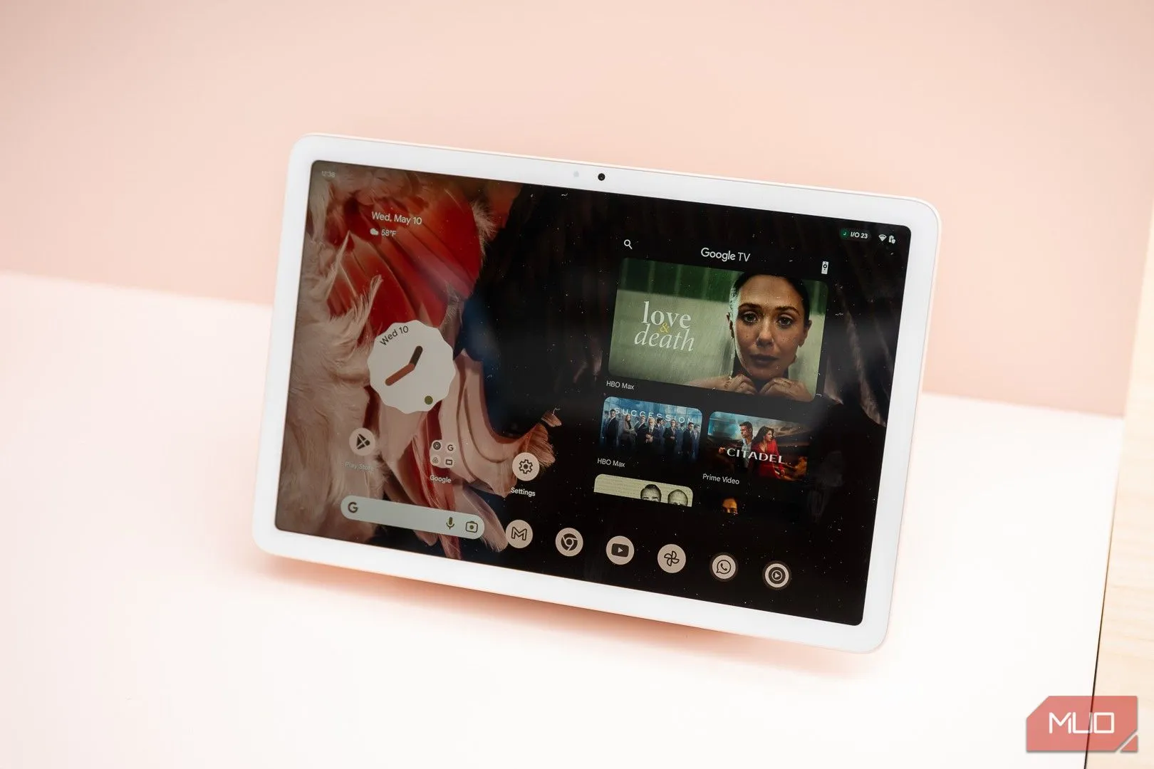 Máy tính bảng Pixel hiển thị màn hình chính trên bàn, minh họa khả năng tùy biến và mở của Android.