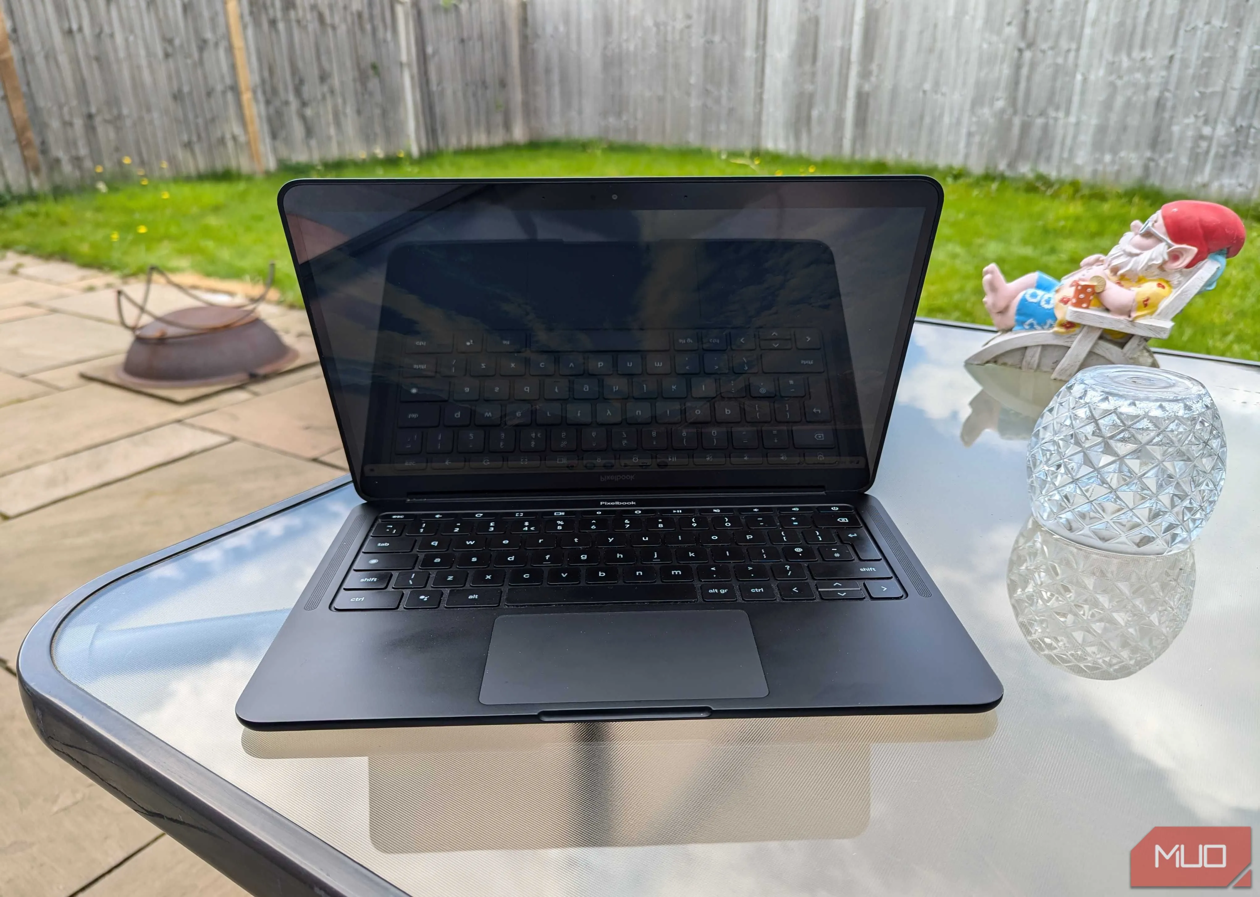 Máy tính Chromebook mở trên bàn trong vườn, sẵn sàng khởi động tức thì