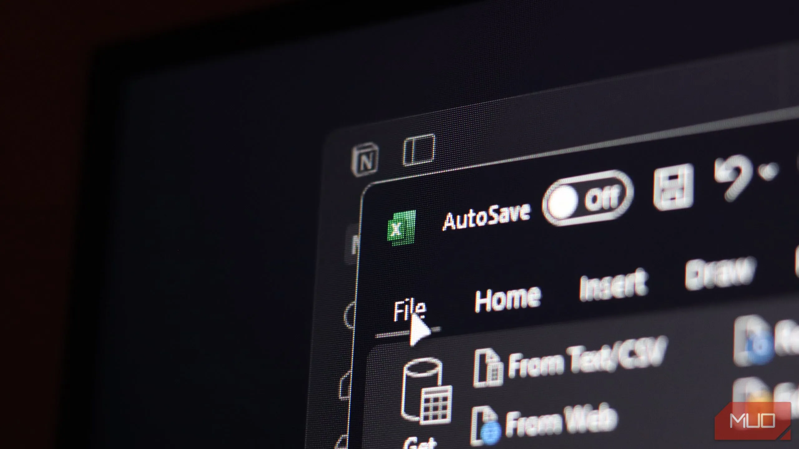 Máy tính Windows 11 đang mở đồng thời ứng dụng Notion và Excel, minh họa sự kết hợp hai công cụ