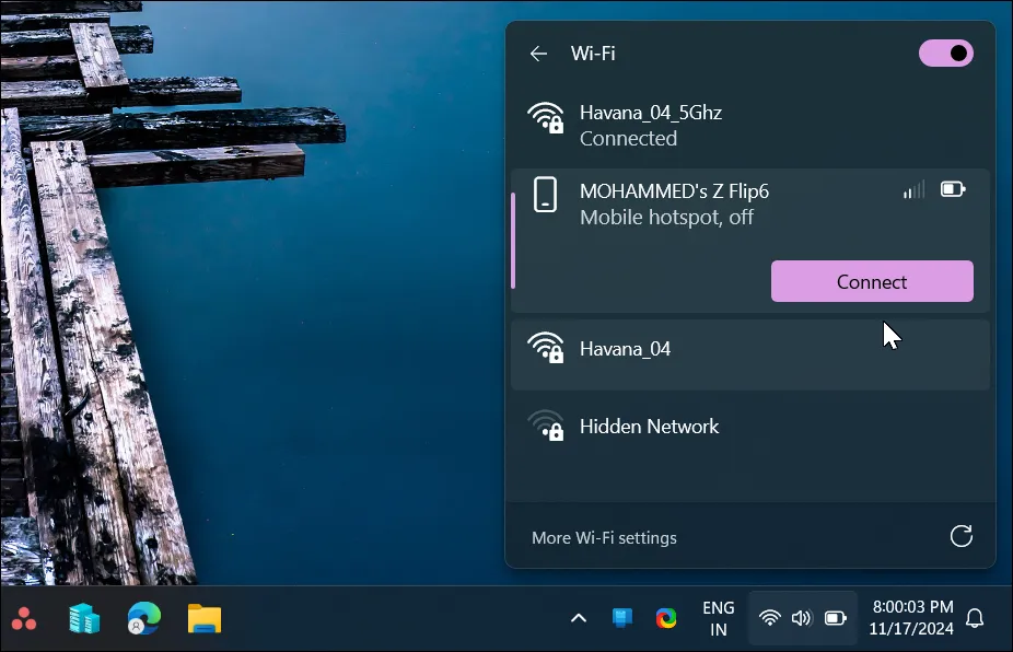Máy tính Windows 11 hiển thị bảng cài đặt nhanh và danh sách các mạng Wi-Fi khả dụng, bao gồm điểm phát sóng di động Samsung