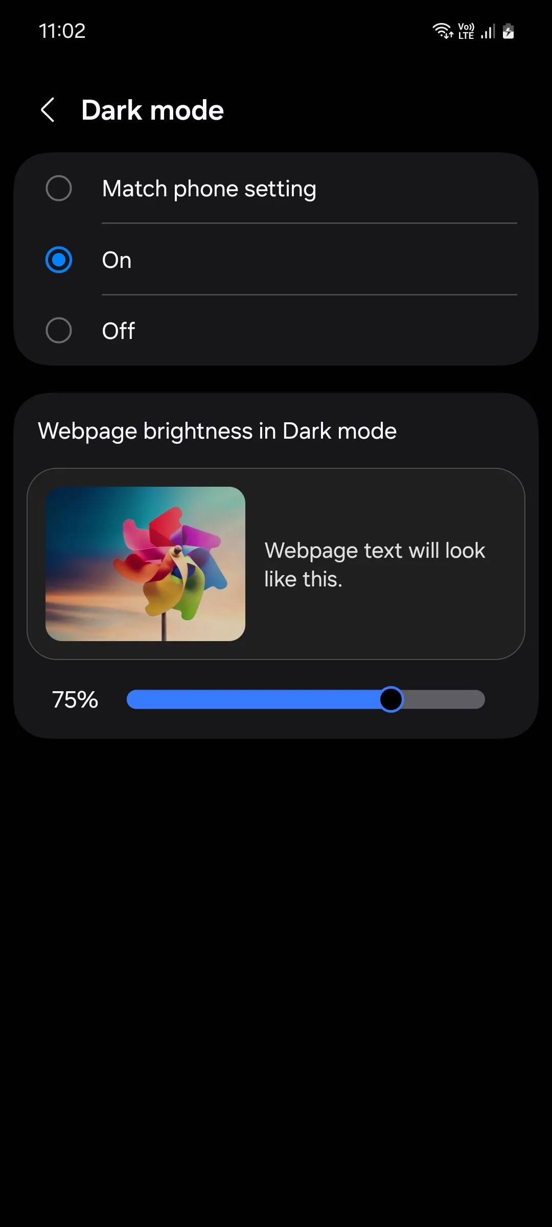 Menu cài đặt chế độ tối (Dark mode) của Samsung Internet cho phép tùy chỉnh độ sáng trang web