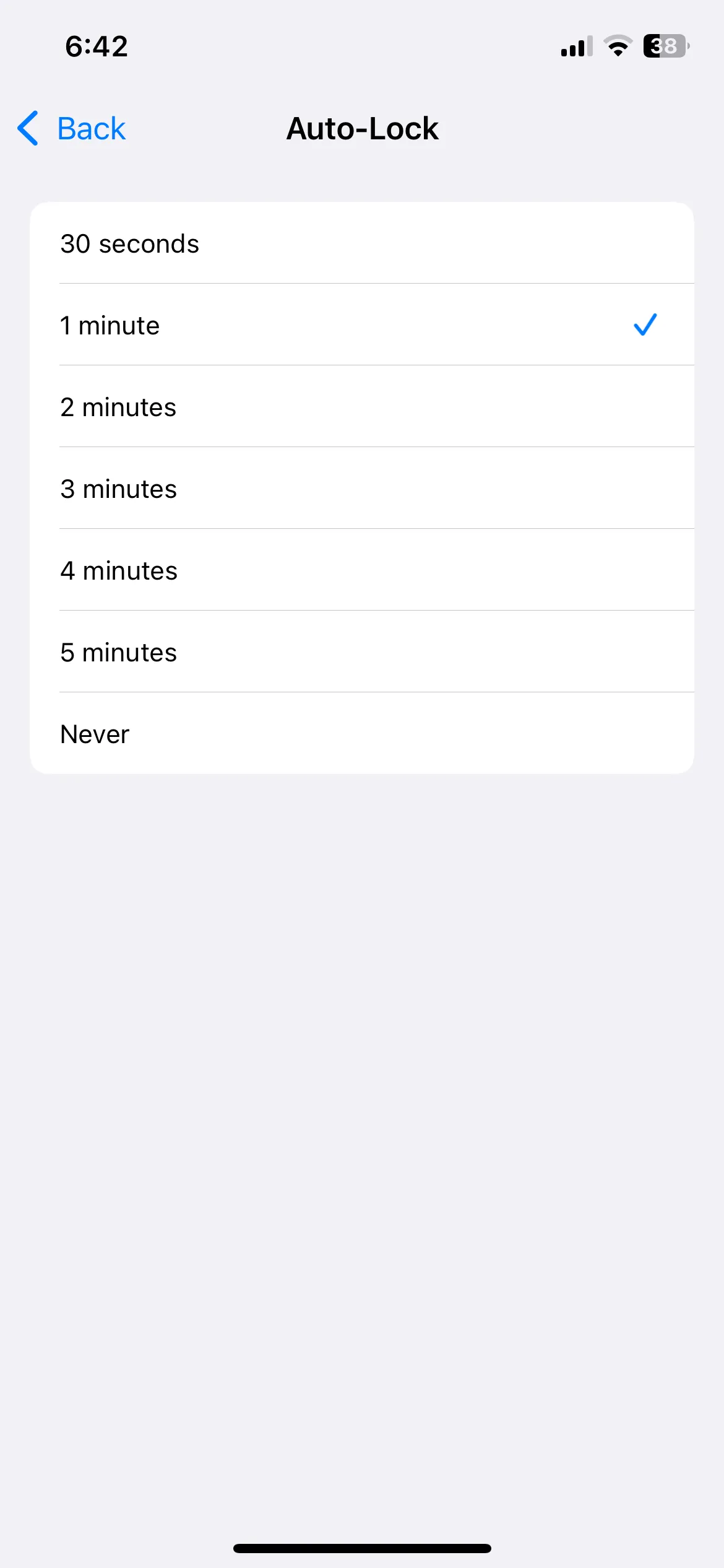 Menu cài đặt tự động khóa trên iPhone