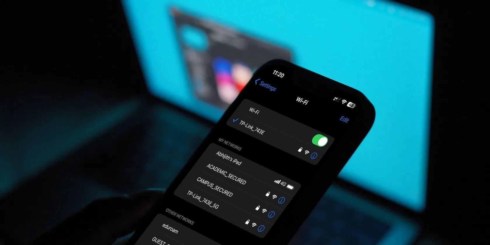 Menu cài đặt Wi-Fi trên iPhone với máy tính MacBook, minh họa cách quản lý kết nối và chia sẻ