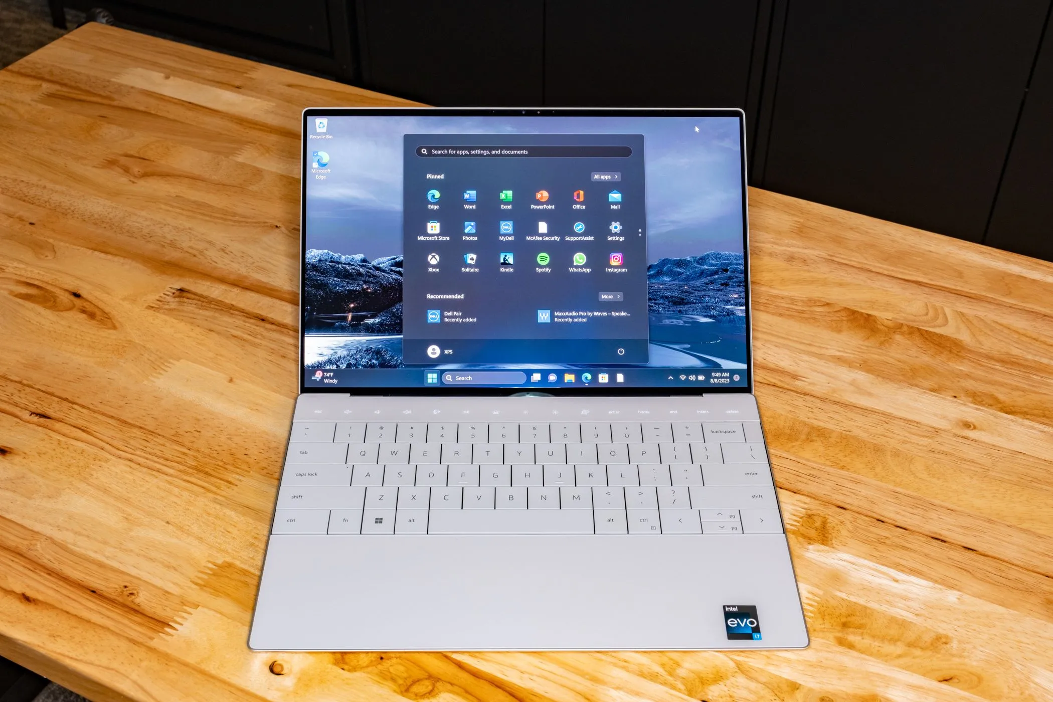 Menu Start của Windows trên laptop Dell XPS 13 Plus hiển thị các gợi ý quảng cáo và ứng dụng.