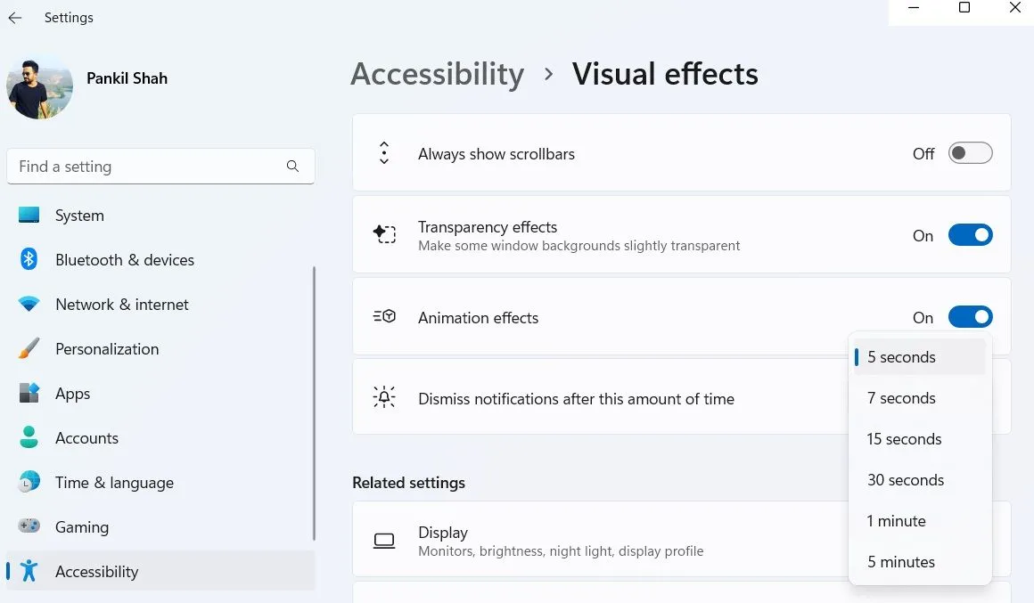 Menu tùy chỉnh thời gian tự động tắt banner thông báo trong cài đặt Trợ năng của Windows 11.