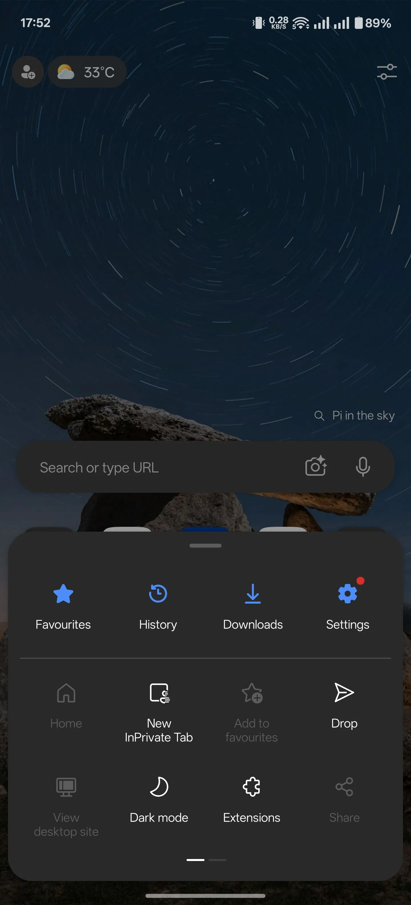 Menu tùy chọn của Microsoft Edge trên Android với biểu tượng hamburger và mục Tiện ích mở rộng