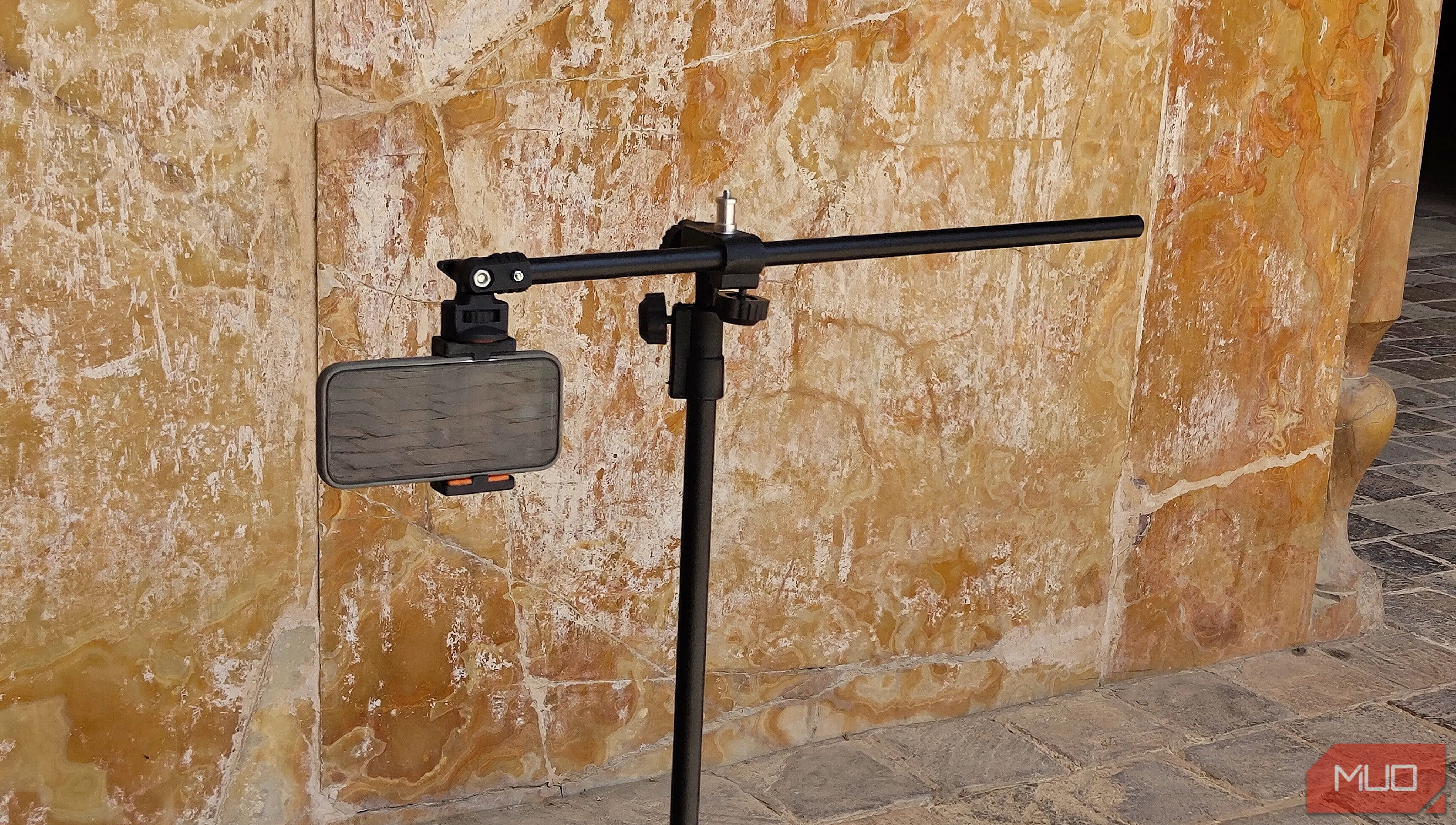 Mẹo chụp panorama dọc - Điện thoại gắn trên tripod hướng vào tường để căn chỉnh