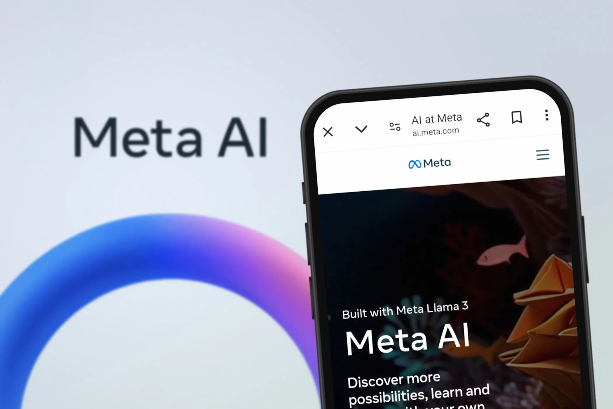 Meta AI hiển thị trên màn hình điện thoại và máy tính, đặt ra lo ngại về thu thập dữ liệu cá nhân.