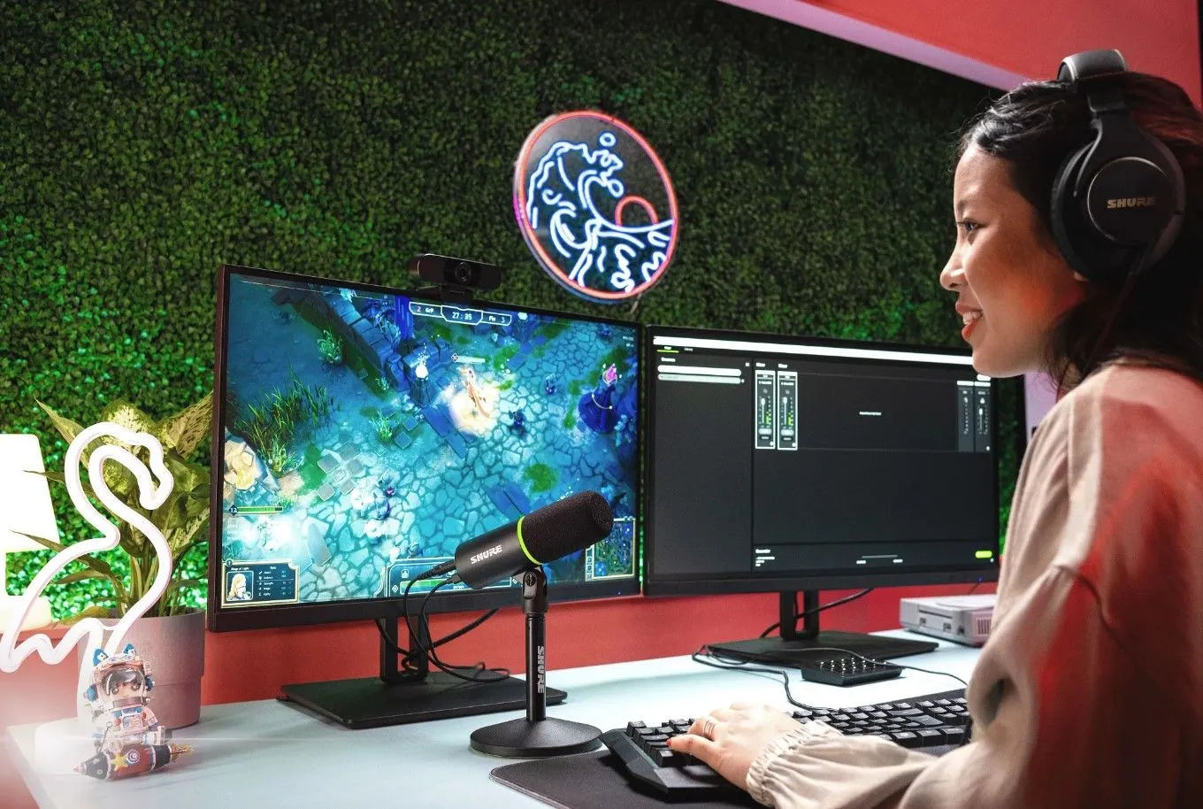 Micro dynamic USB Shure MV6 trên bàn gaming với người dùng đang livestream