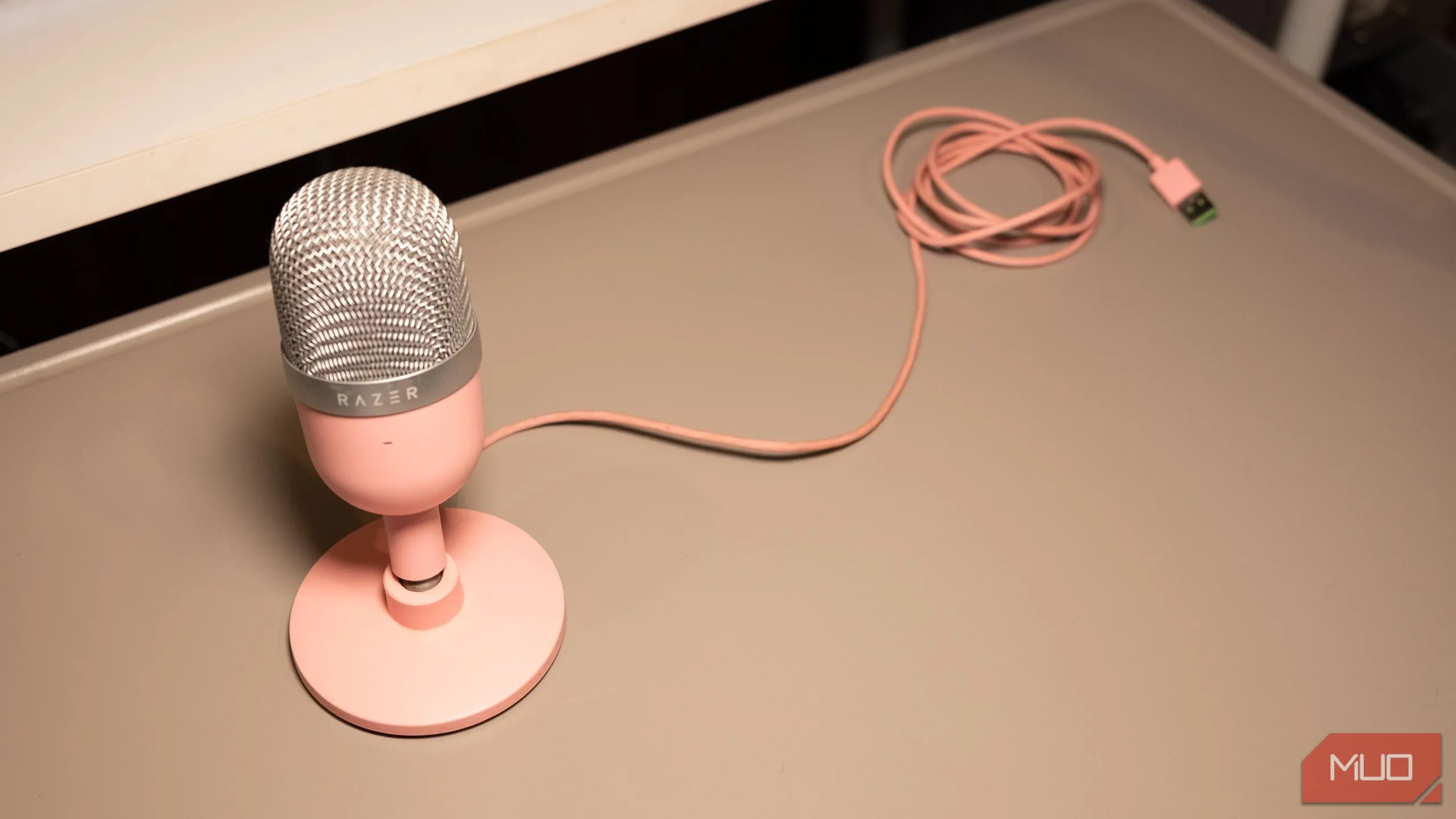 Micro USB condenser Razer Seiren Mini nhỏ gọn đặt trên bàn làm việc