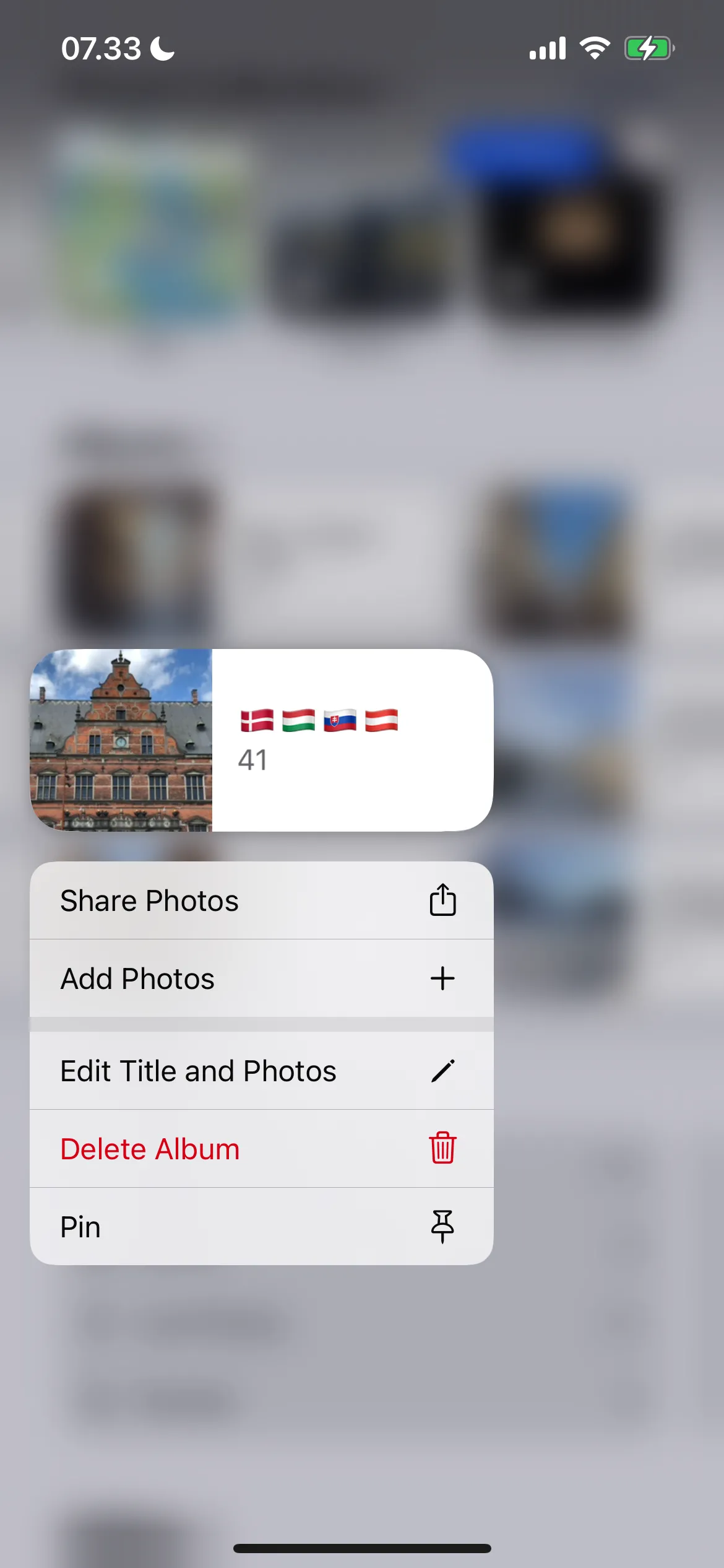 Minh họa cách xóa một album (thư mục ảnh) trên hệ điều hành iOS của iPhone để sắp xếp lại thư viện.