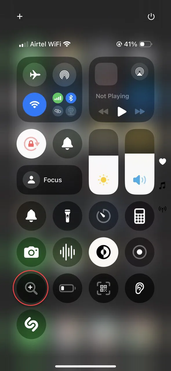 Mở ứng dụng Kính Lúp trên iPhone để phóng to số seri thiết bị