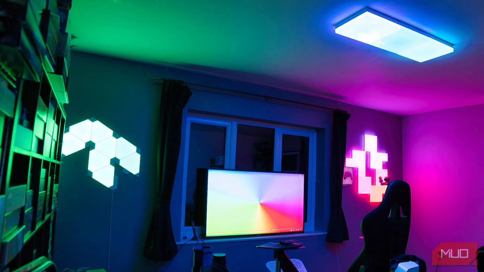Một căn phòng được trang bị hệ thống đèn Nanoleaf, minh họa môi trường ánh sáng đa dạng mà máy ảnh DSLR vẫn có thể xử lý tốt khi dùng làm webcam.