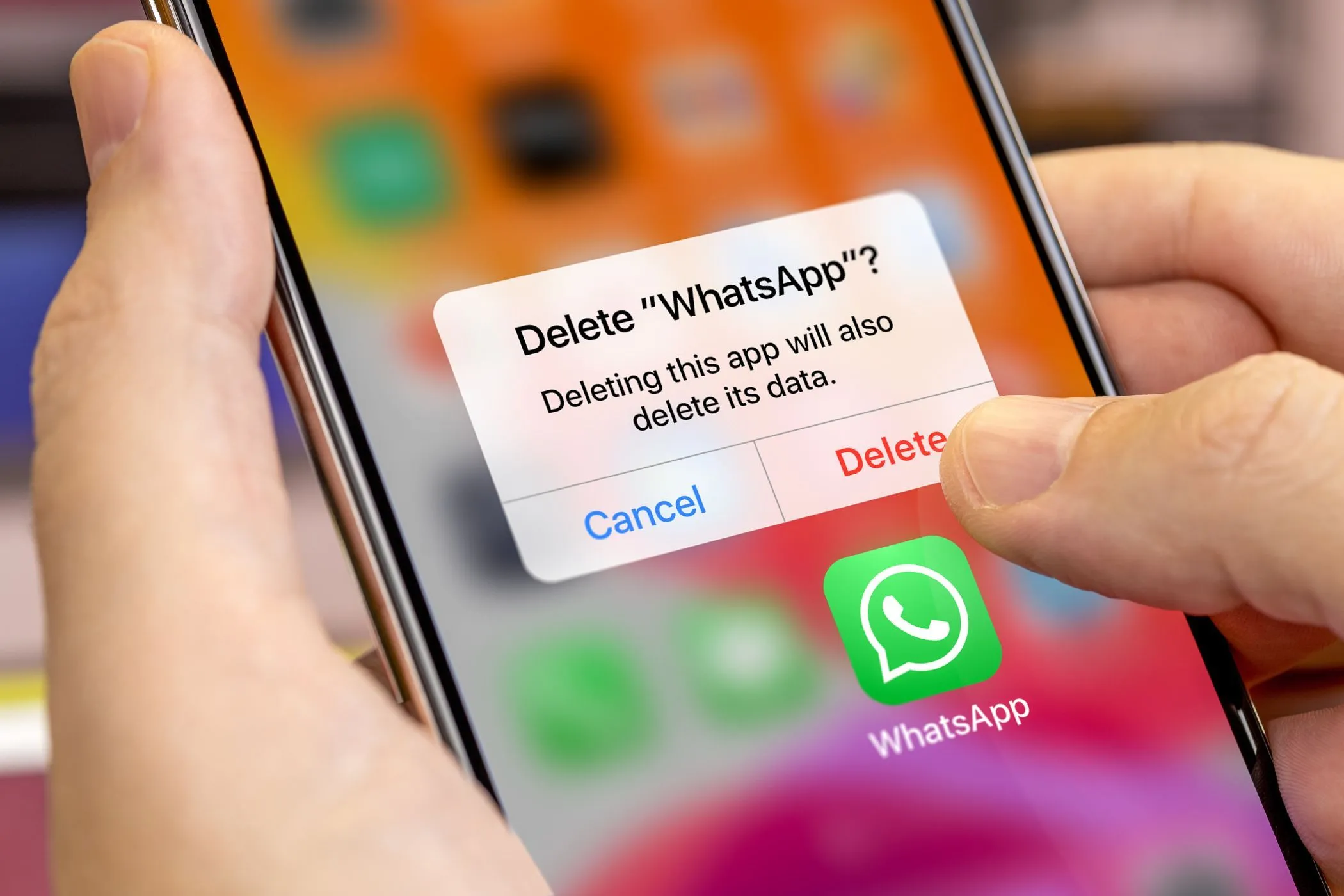 Một chiếc điện thoại thông minh đang hiển thị tùy chọn gỡ cài đặt ứng dụng WhatsApp, tượng trưng cho việc loại bỏ các ứng dụng gây xao nhãng để cải thiện năng suất.
