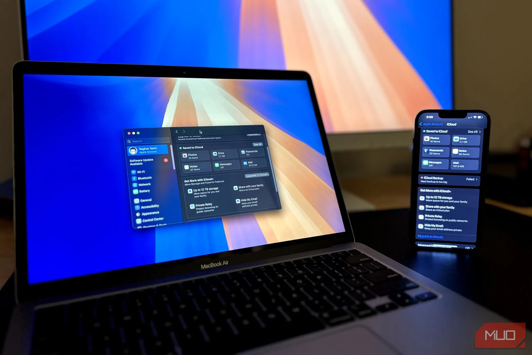 Một chiếc iPhone đặt cạnh MacBook, minh họa quá trình sao lưu dữ liệu từ iPhone sang máy tính