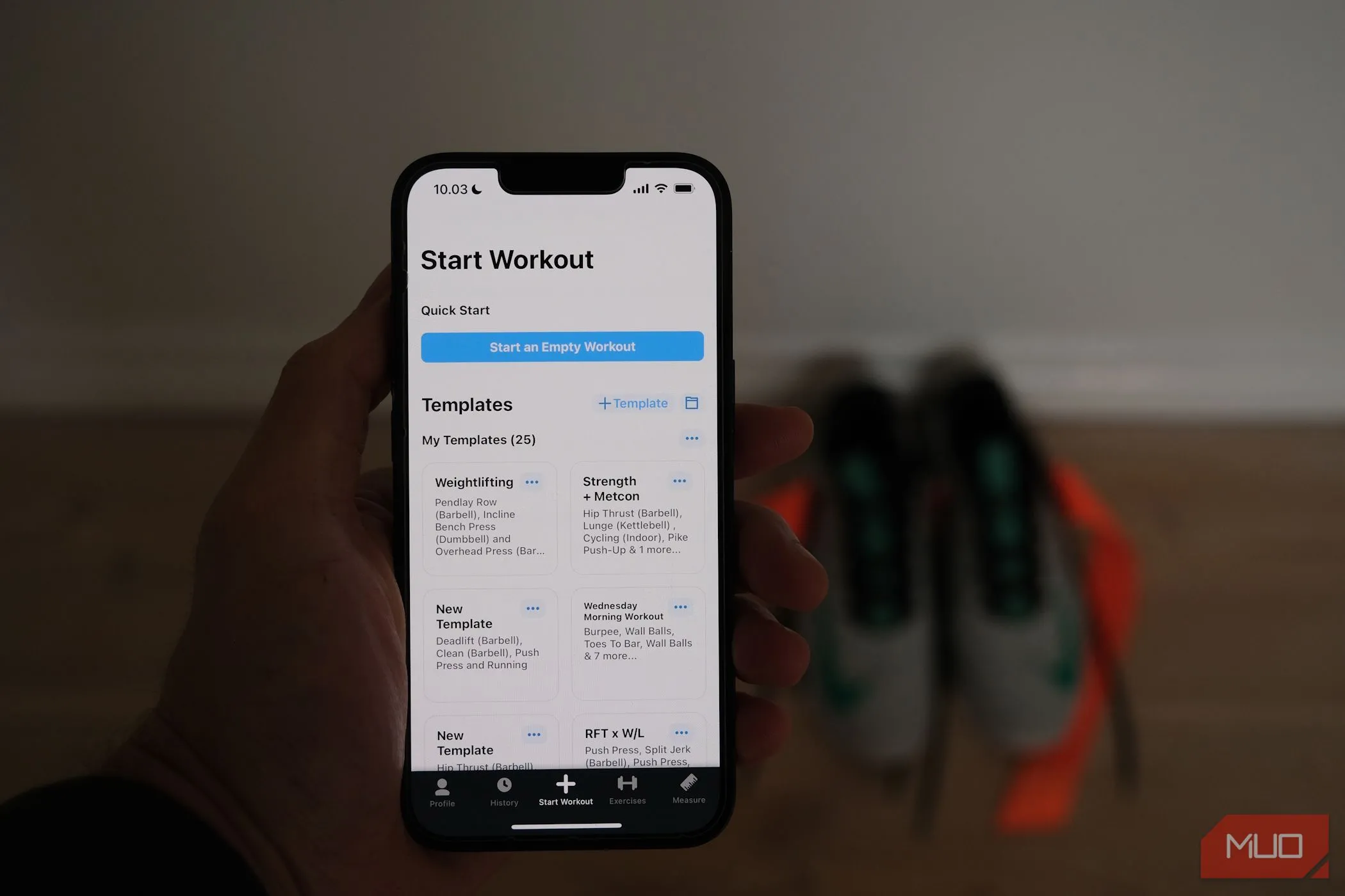 Một chiếc iPhone hiển thị ứng dụng theo dõi tập luyện, nhấn mạnh tầm quan trọng của việc vận động và công nghệ trong việc rèn luyện sức khỏe.