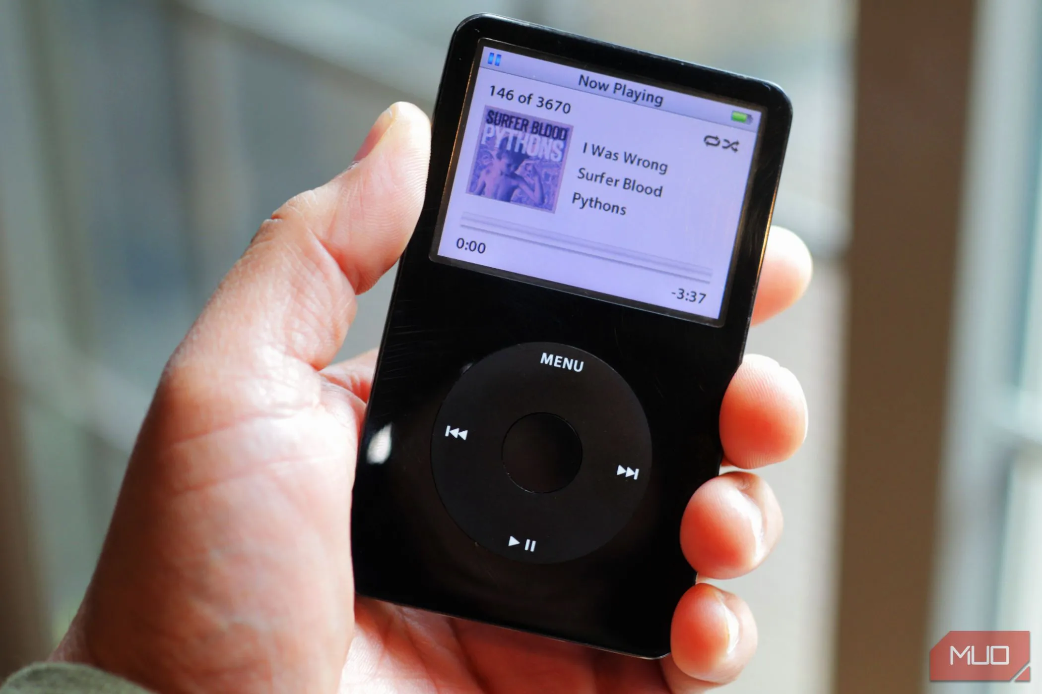 Một chiếc iPod Classic màu đen được cầm trên tay, gợi nhớ về thời kỳ hoàng kim của máy nghe nhạc MP3 chuyên dụng.