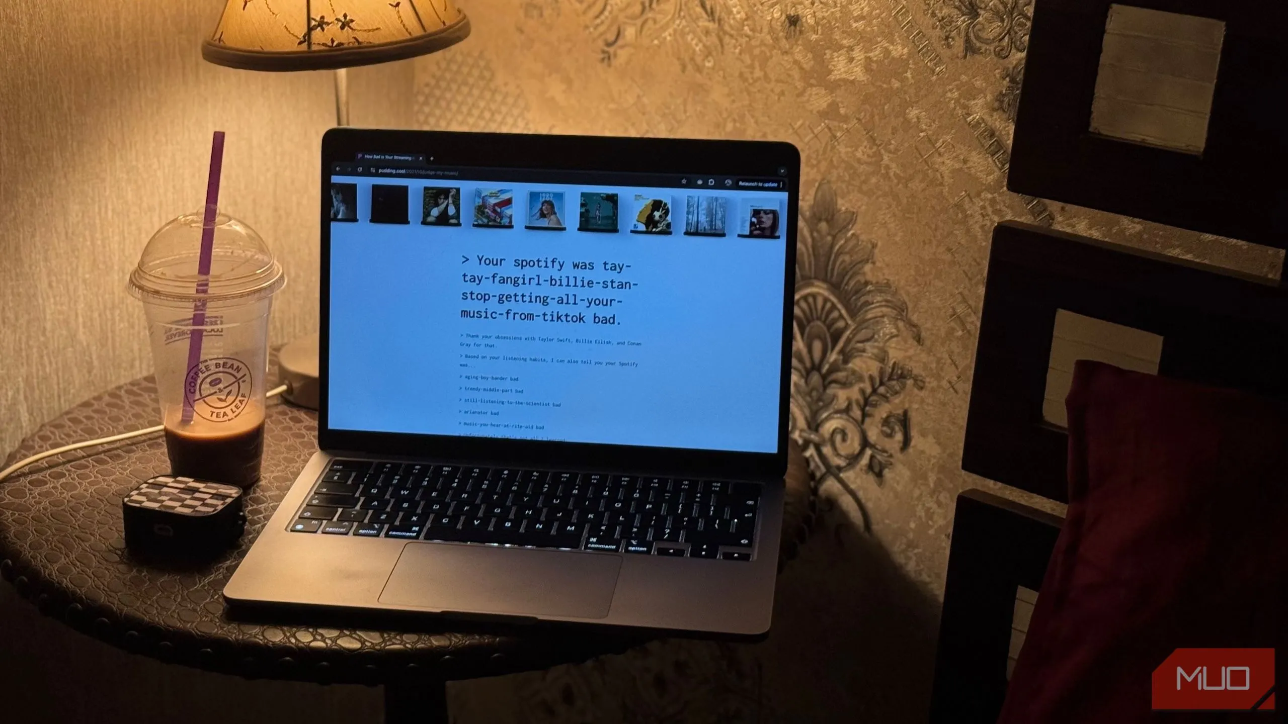 Một chiếc MacBook đang chạy trình duyệt, cạnh cốc cà phê, minh họa cho trải nghiệm duyệt web