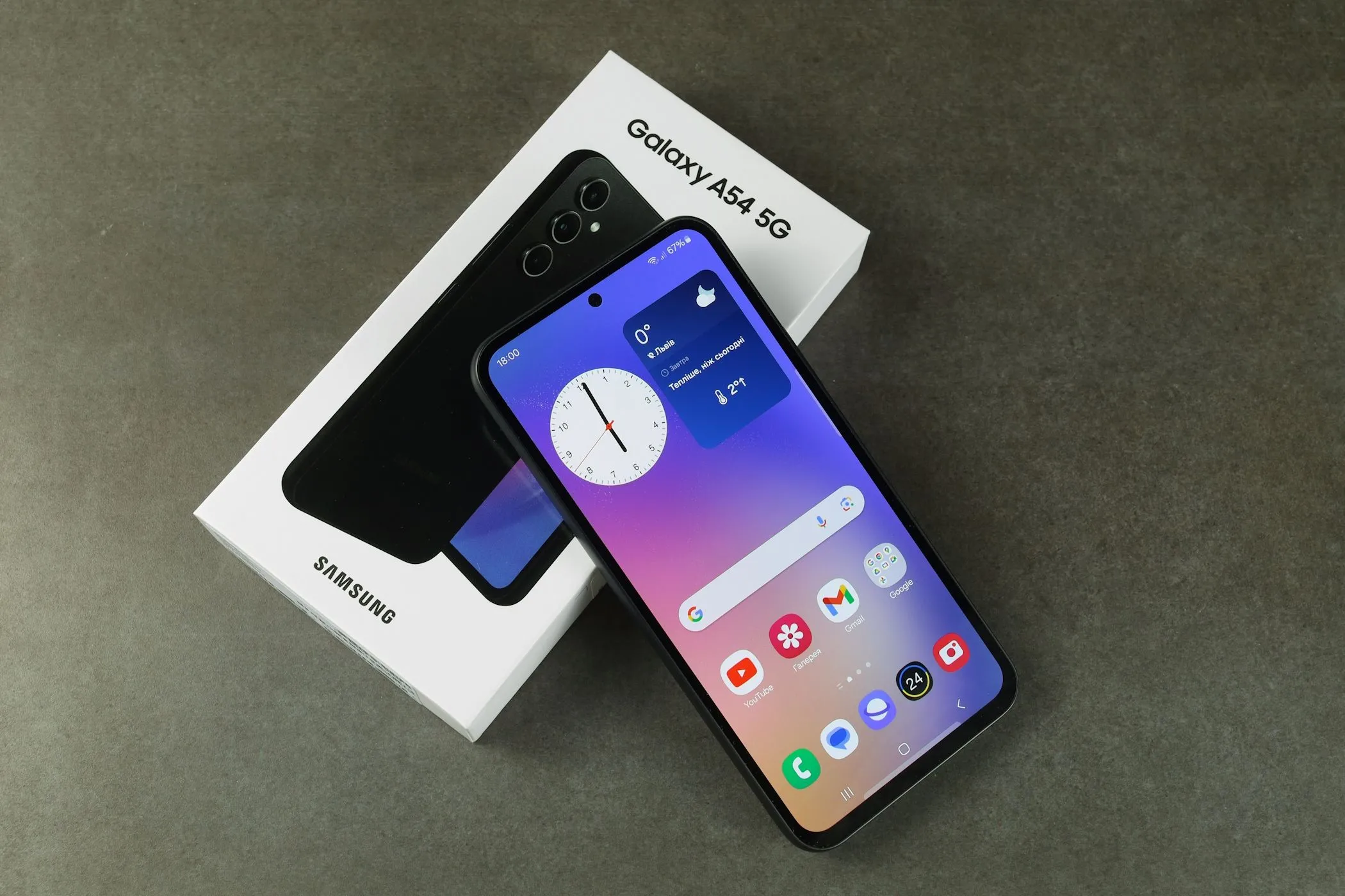 Một chiếc Samsung Galaxy A54 5G cùng hộp sản phẩm của nó