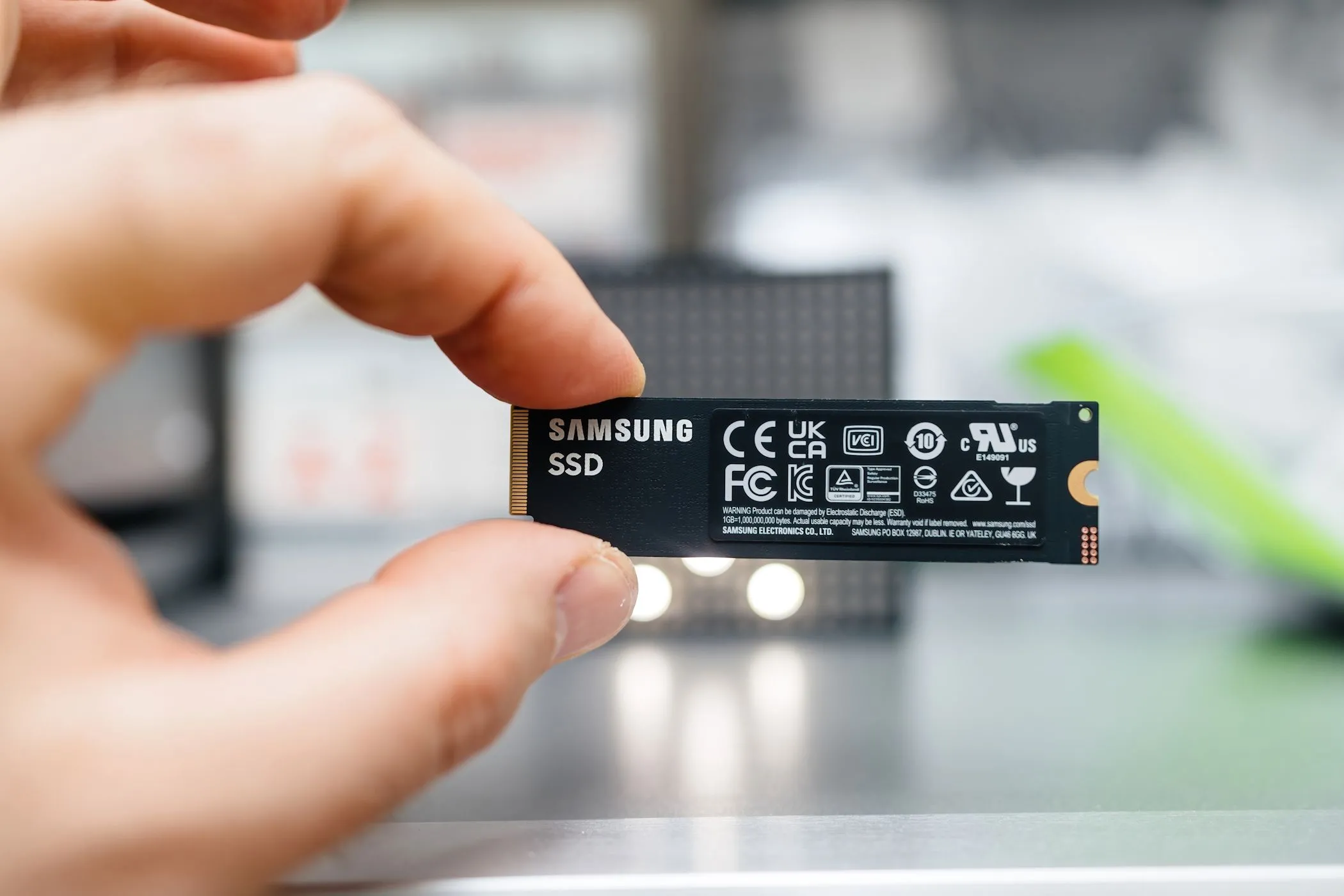 Một chiếc SSD Samsung nhỏ gọn được cầm trên tay