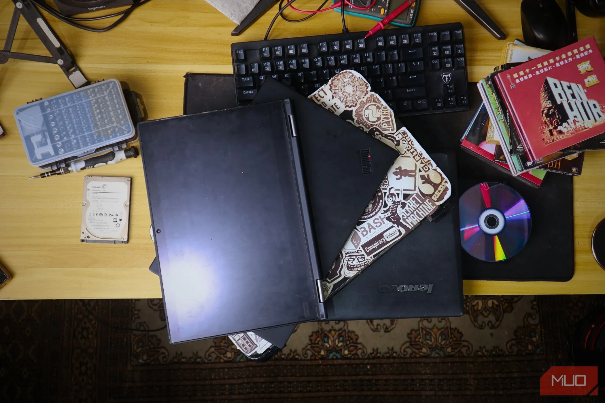Một chồng các laptop cũ chồng lên nhau, biểu thị các thiết bị phần cứng lạc hậu hoặc cấu hình yếu có thể trở thành nút thắt cổ chai, ảnh hưởng đến độ chính xác của kết quả kiểm tra tốc độ internet.