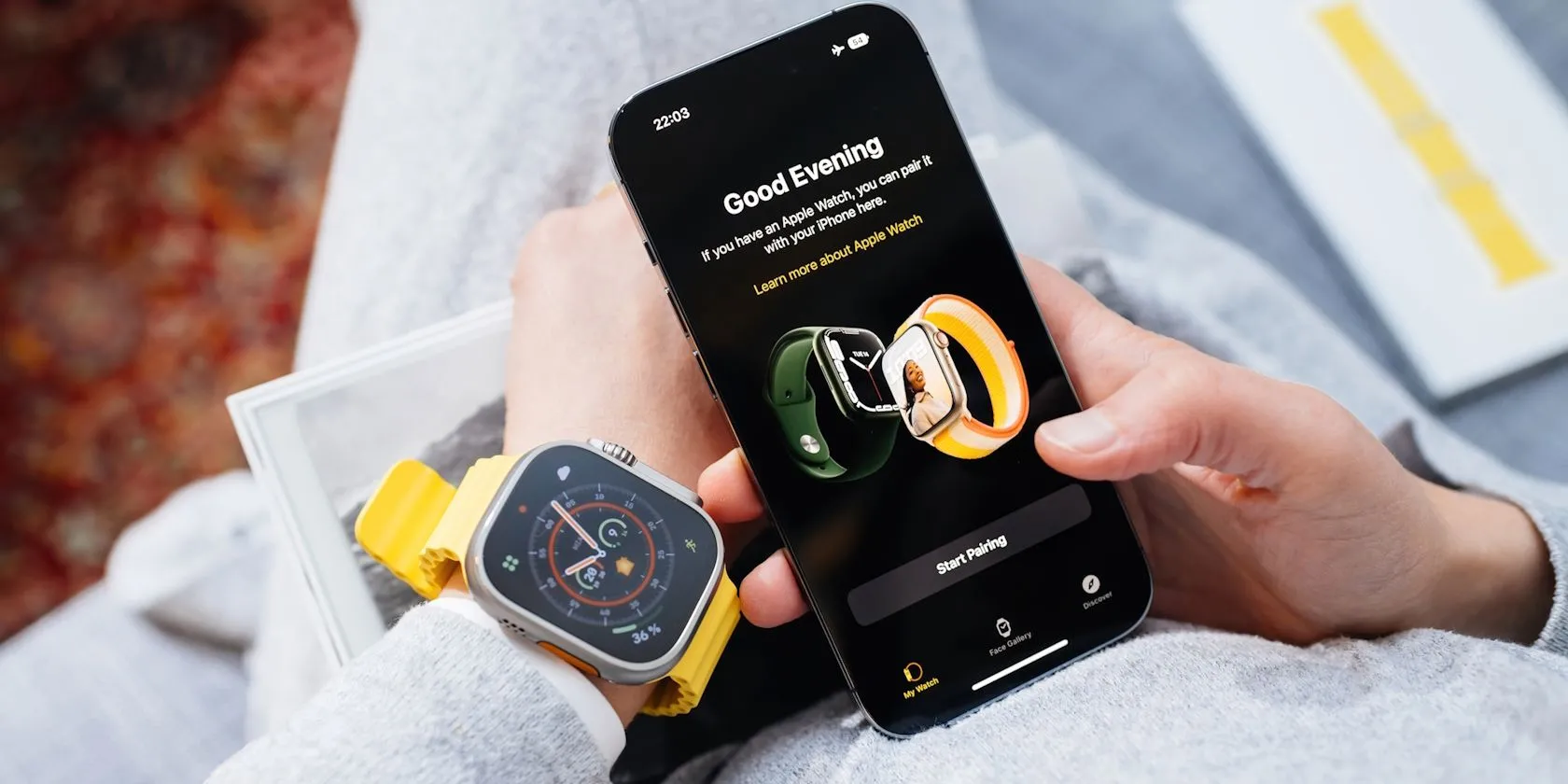 Một người đàn ông đang ghép nối Apple Watch Ultra với iPhone của mình